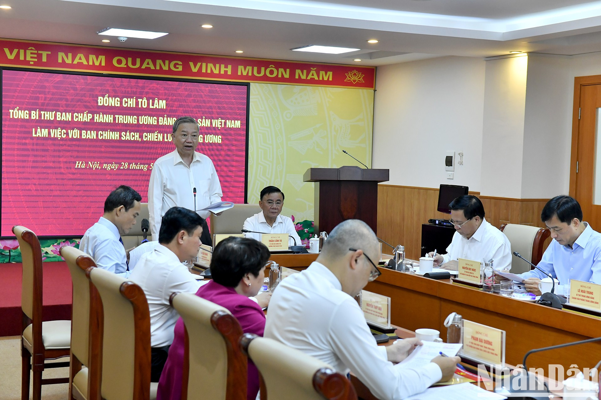 El dirigente partidista habla en la cita.