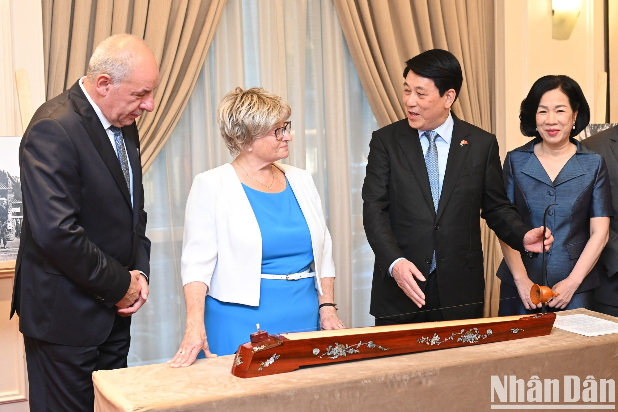 El presidente Luong Cuong le regala a la esposa del presidente húngaro un &apos;dan bau&apos; (monocordio vietnamita), un instrumento musical muy característico del país.