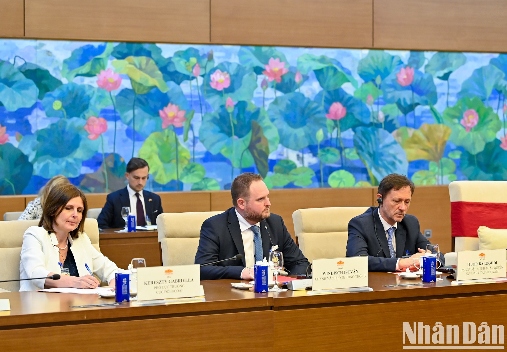 La delegación de Hungría en la reunión.