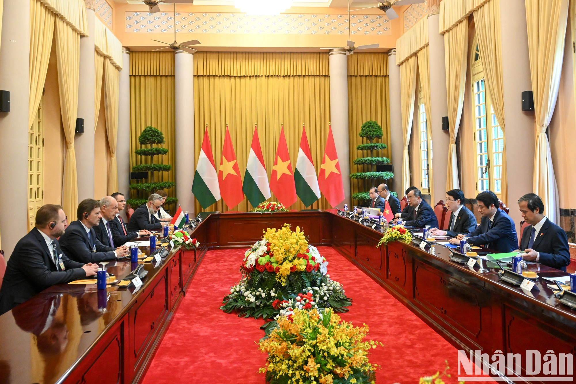 Escena de la reunión. Escena de la reunión.