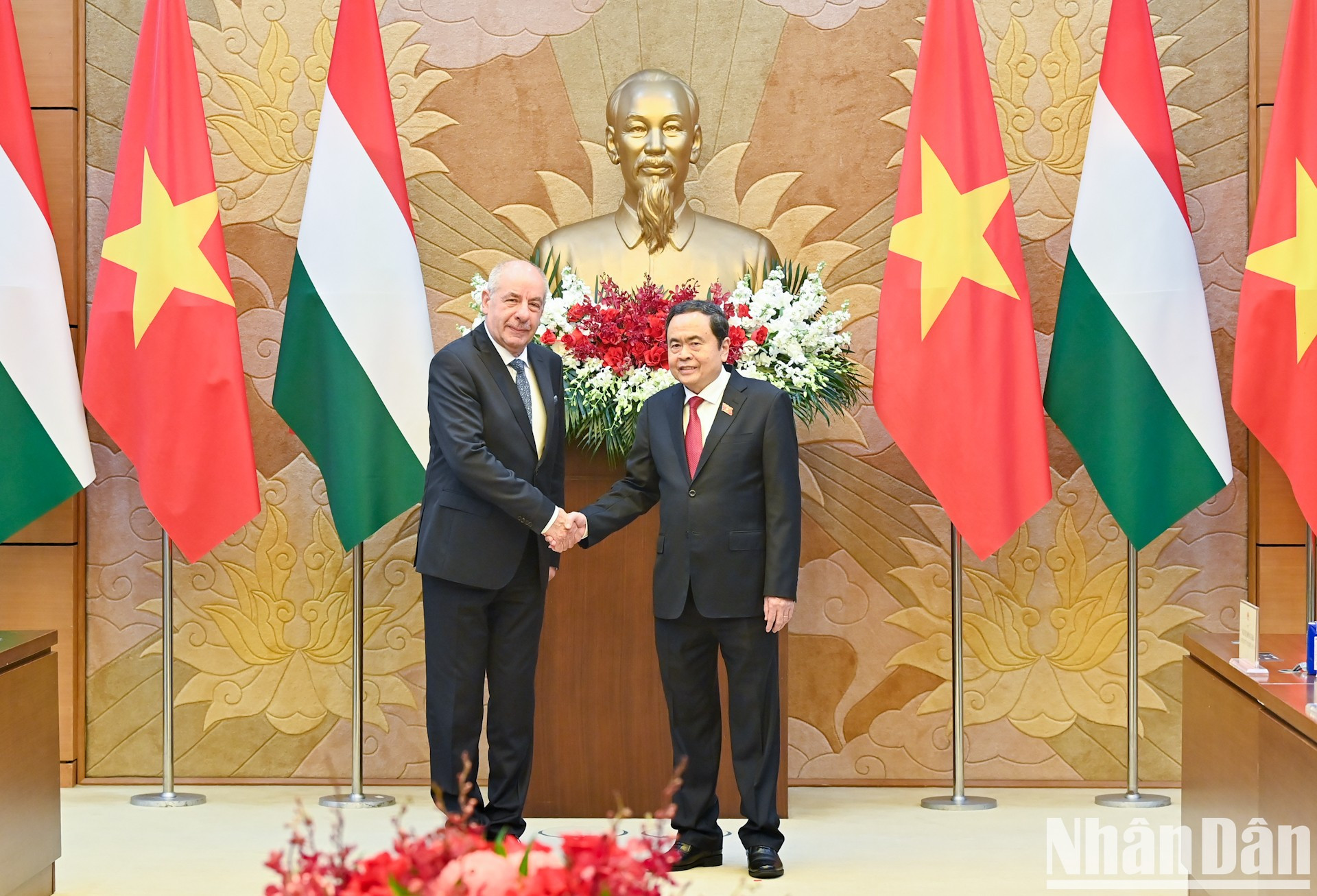 Ambos dirigentes posan para una foto.