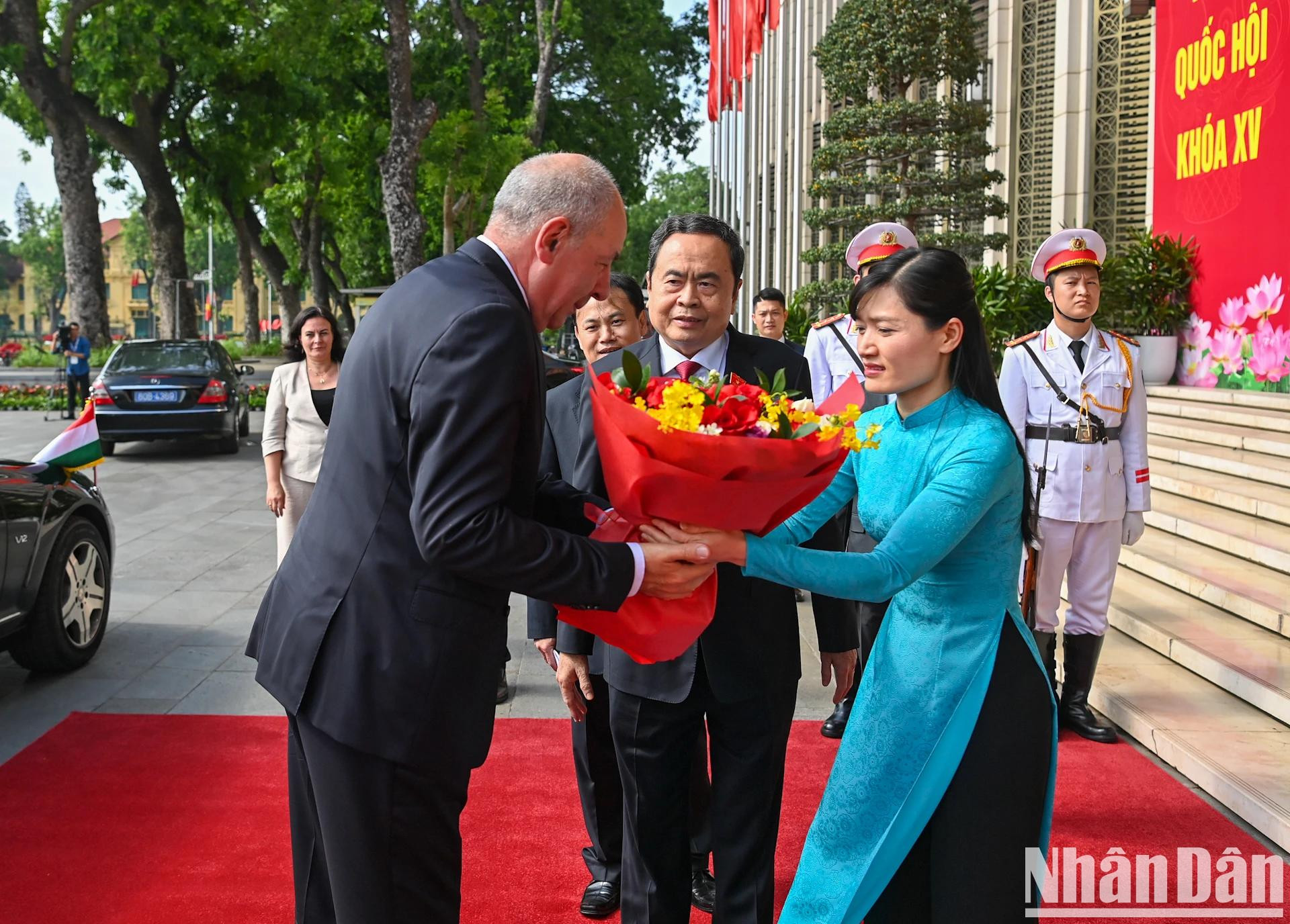 Entregan flores para dar la bienvenida al visitante húngaro.