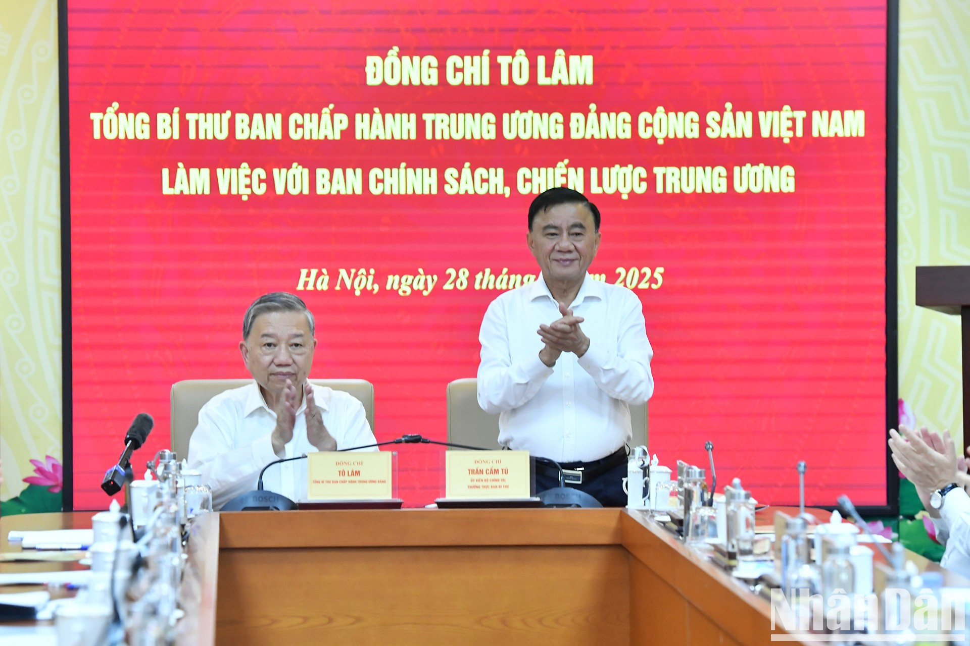 Tran Cam Tu, integrante del Buró Político y miembro permanente del Secretariado del Comité Central del PCV, habla en la cita.