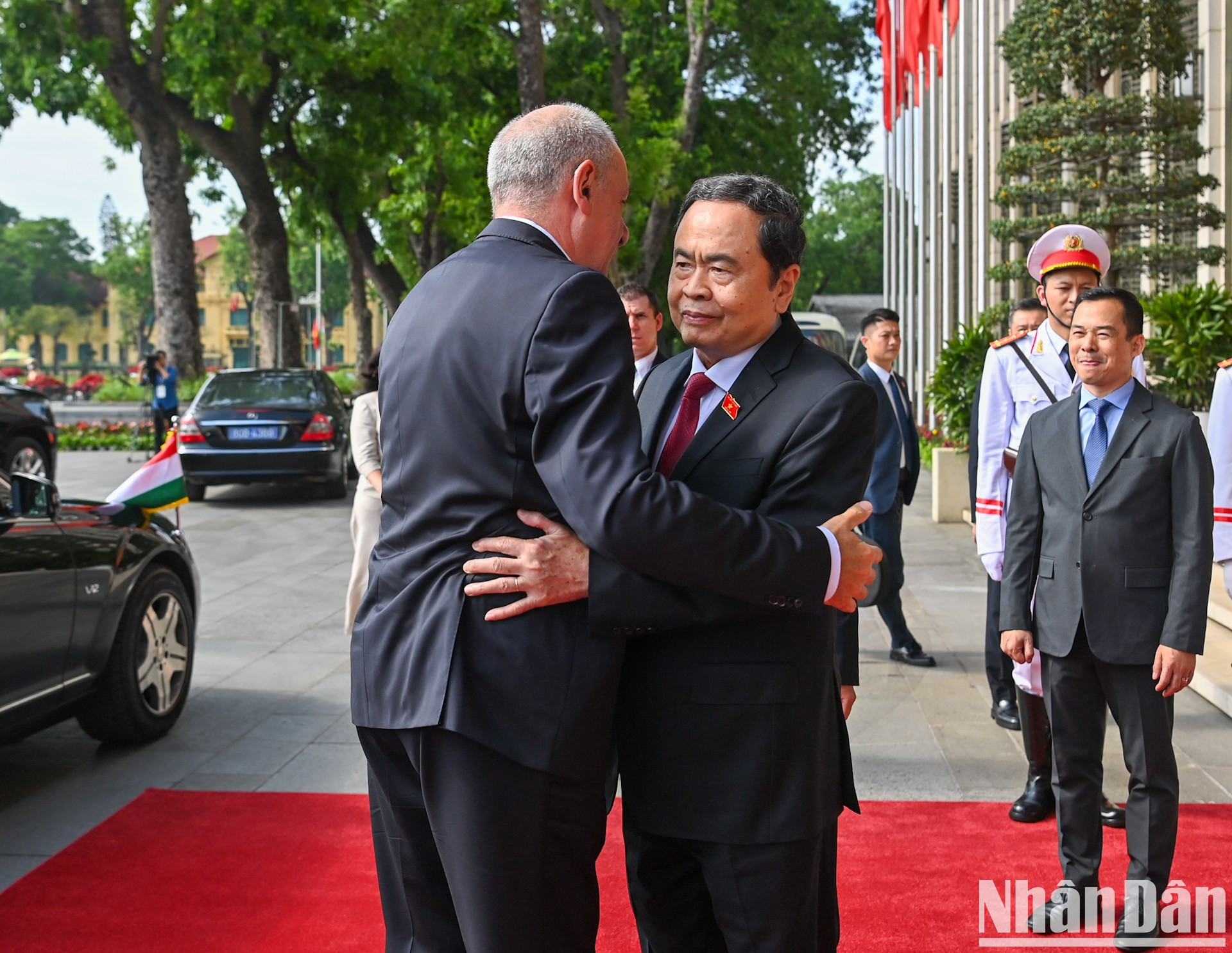 El titular de la Asamblea Nacional de Vietnam, Tran Thanh Man, recibe al presidente de Hungría, Sulyok Tamás.