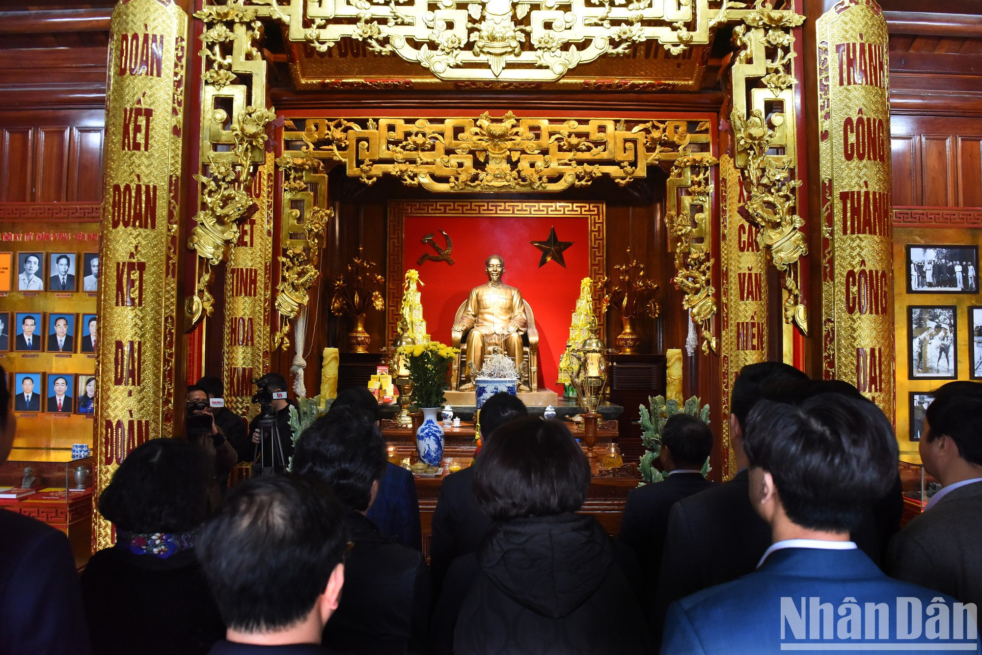 La delegación guarda un minuto de silencio en memoria al líder de la revolución vietnamita.