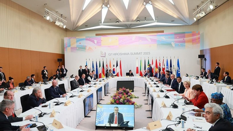 Los dirigentes asisten a una sesión de discusión sobre la cooperación para gestionar múltiples crisis.