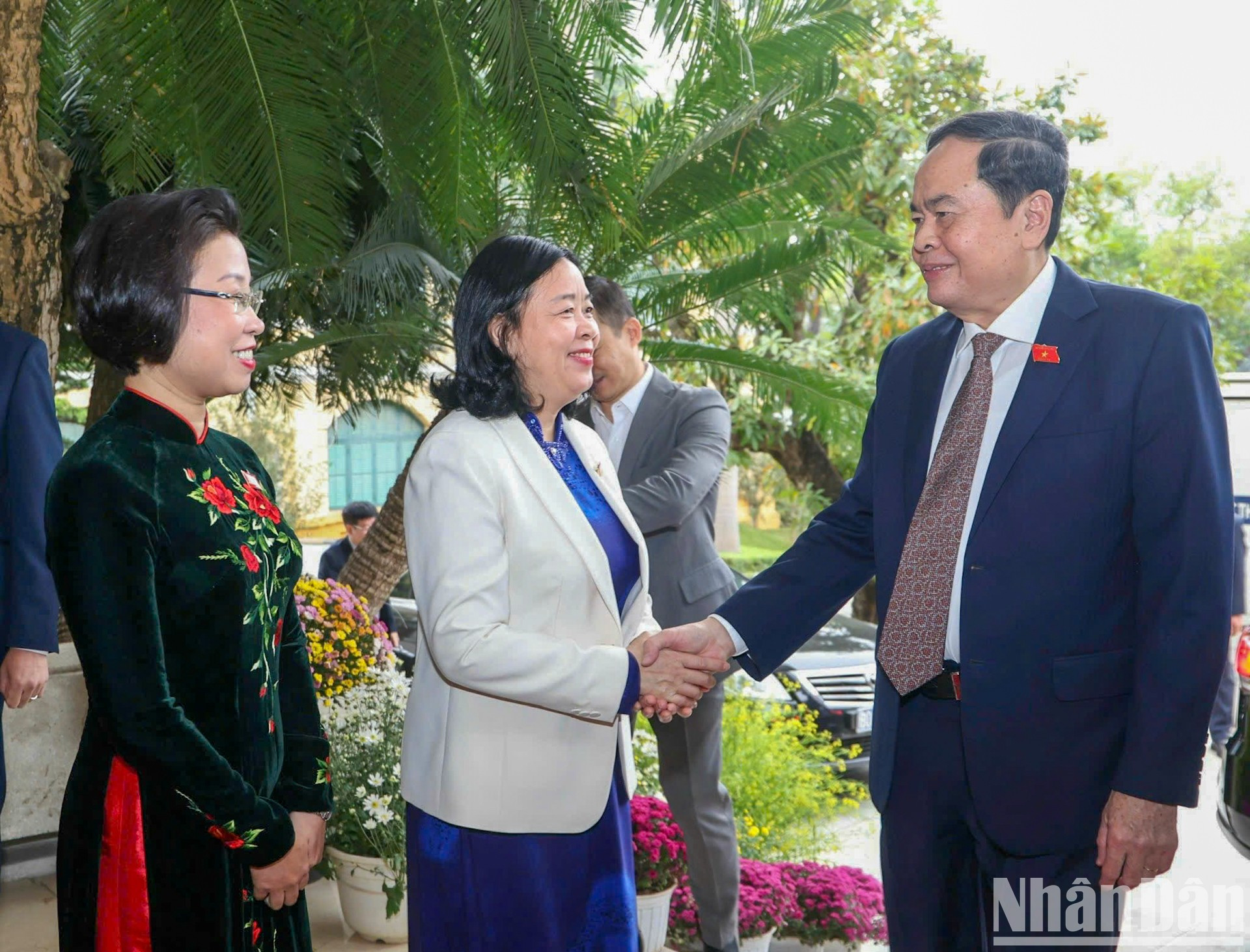Los funcionarios de Hanói reciben al presidente legislativo. Los funcionarios de Hanói reciben al presidente legislativo.