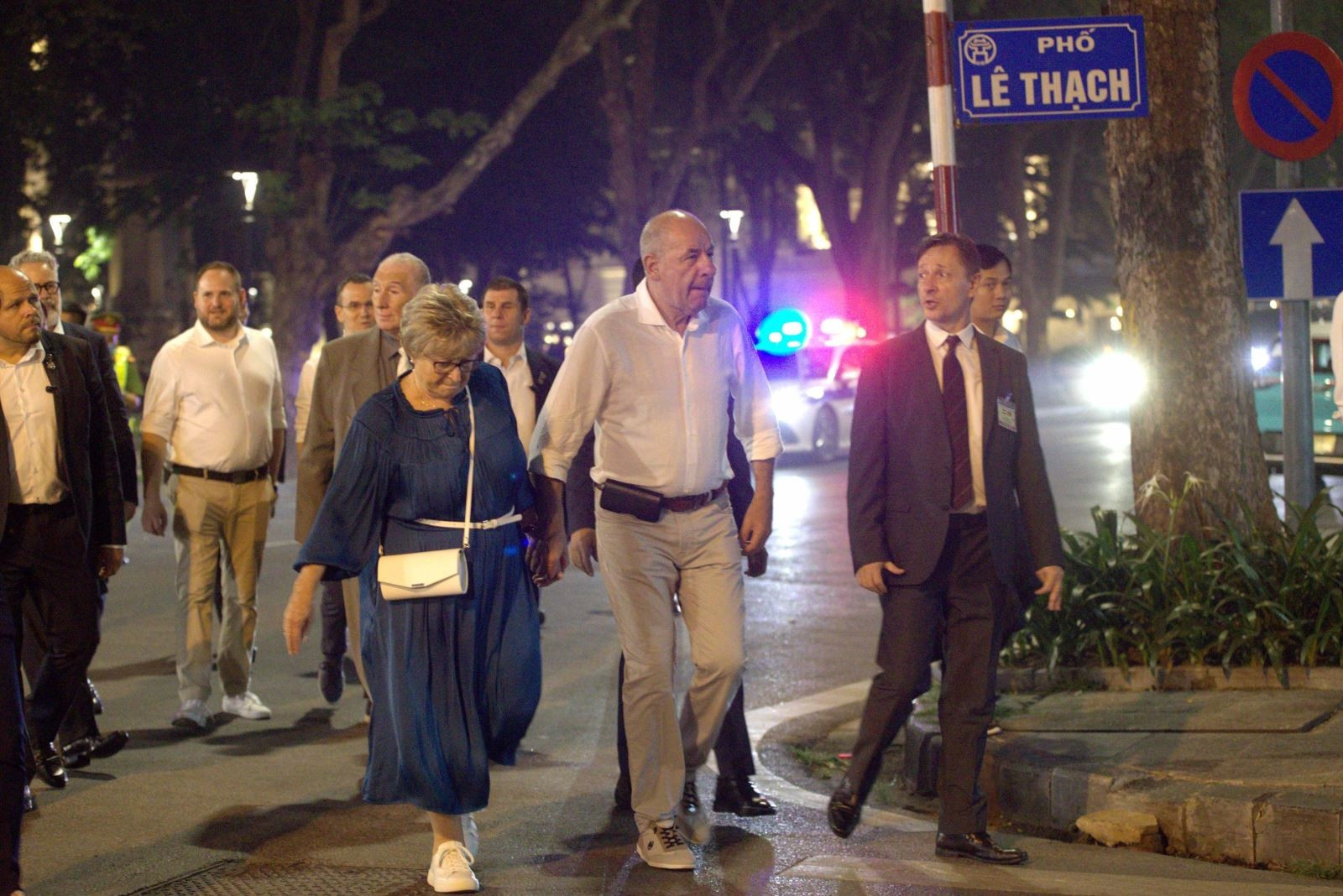 La pareja pasea por la calle Le Thach.