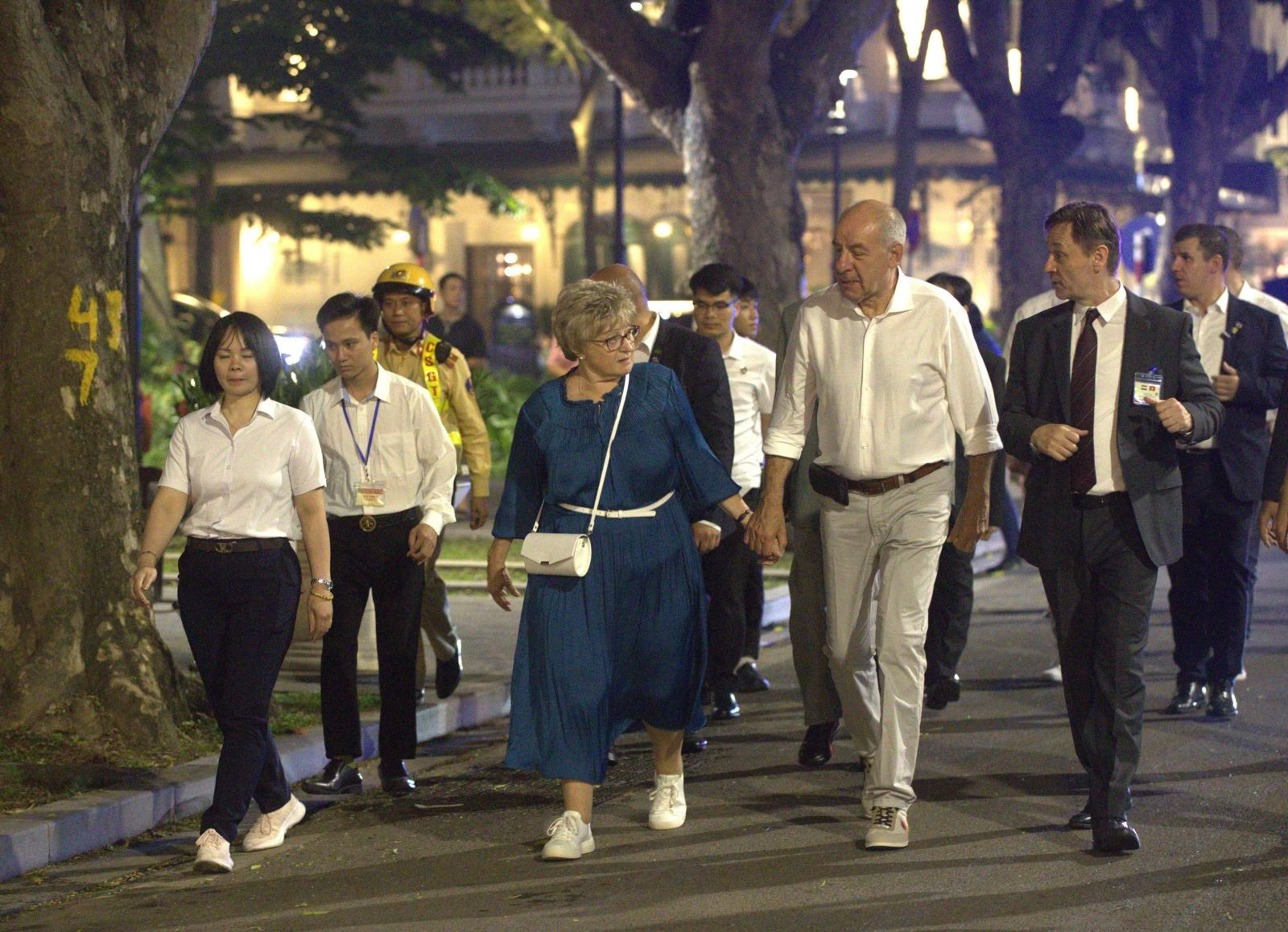 Dan un paseo por el barrio céntrico de la capital vietnamita.