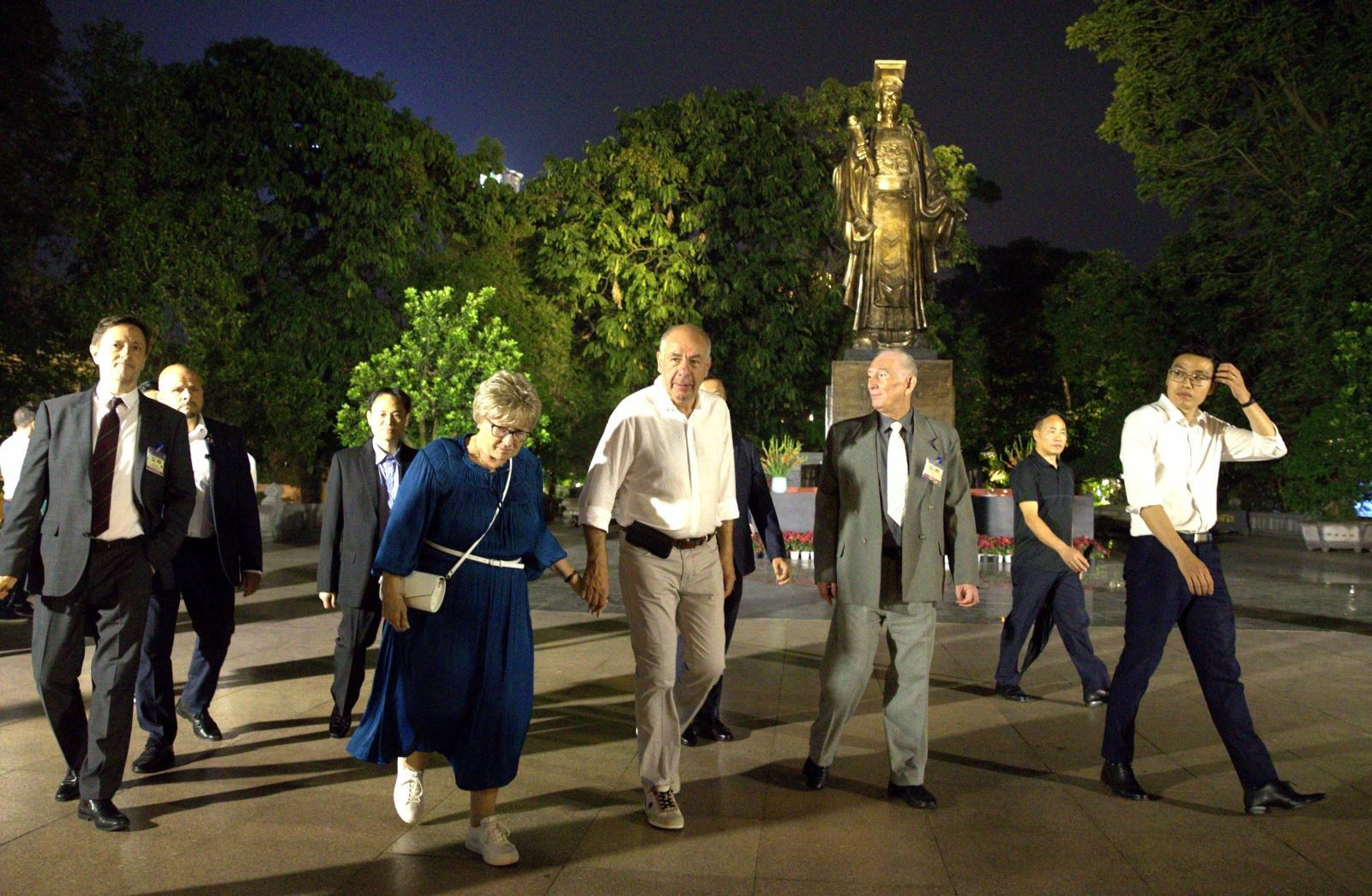 El presidente húngaro, Sulyok Tamás, y su esposa recorren por las calles que rodean el lago Hoan Kiem