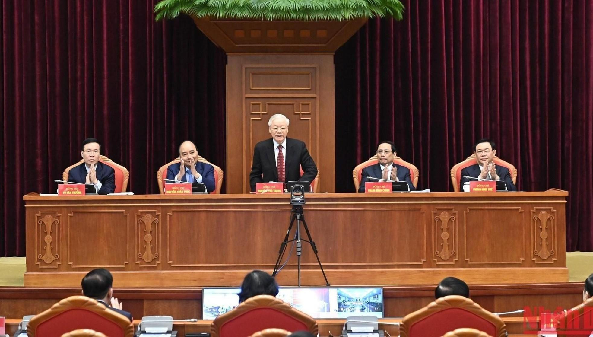 El secretario general del PCV Nguyen Phu Trong, el presidente Nguyen Xuan Phuc, el primer ministro Pham Minh Chinh, el titular de la Asamblea Nacional Vuong Dinh Hue y el miembro permanente del Secretariado del Comité Central del PCV Vo Van Thuong presiden la conferencia. El secretario general del PCV Nguyen Phu Trong, el presidente Nguyen Xuan Phuc, el primer ministro Pham Minh Chinh, el titular de la Asamblea Nacional Vuong Dinh Hue y el miembro permanente del Secretariado del Comité Central del PCV Vo Van Thuong presiden la conferencia.