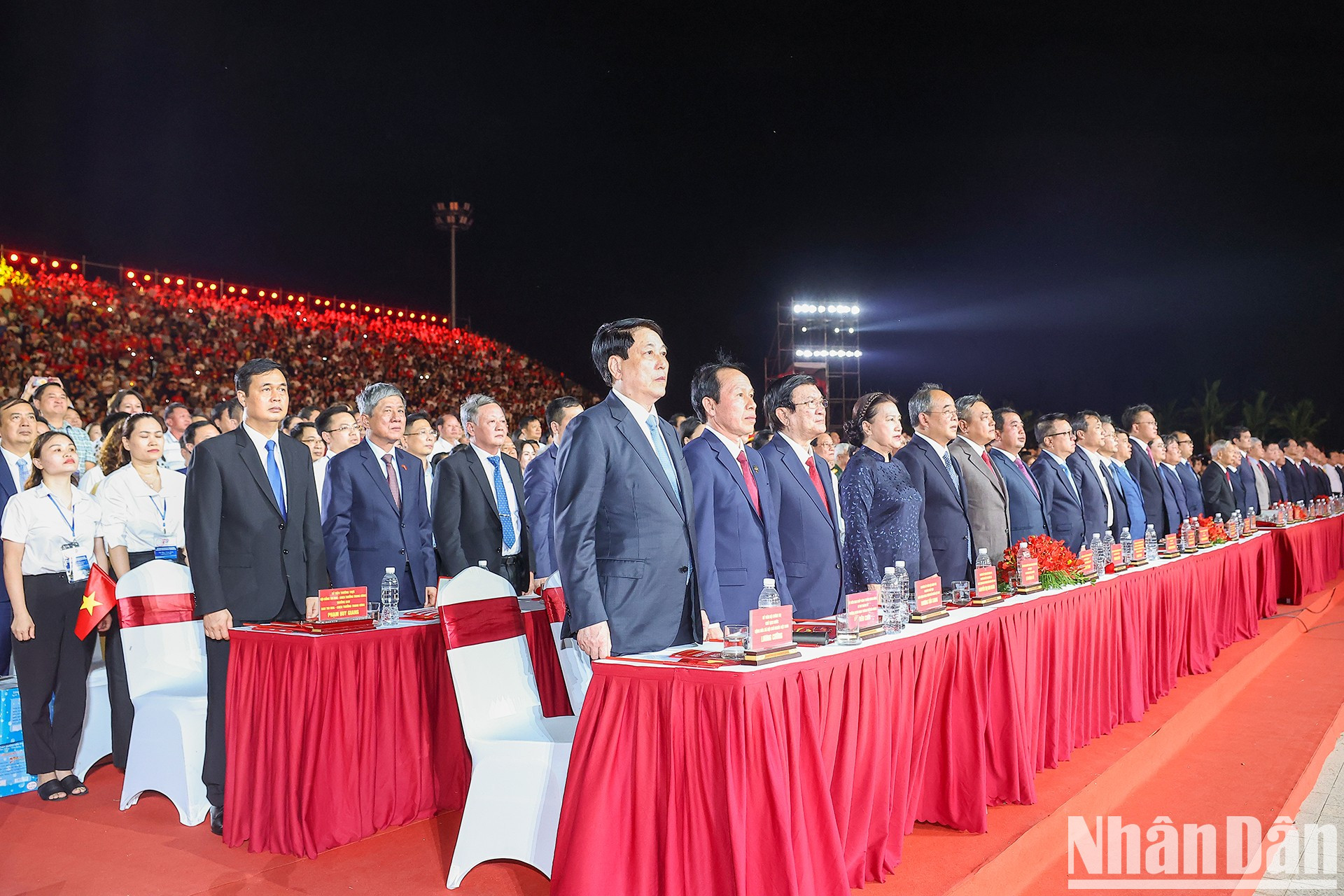 Los delegados saludan a la bandera nacional. Los delegados saludan a la bandera nacional.