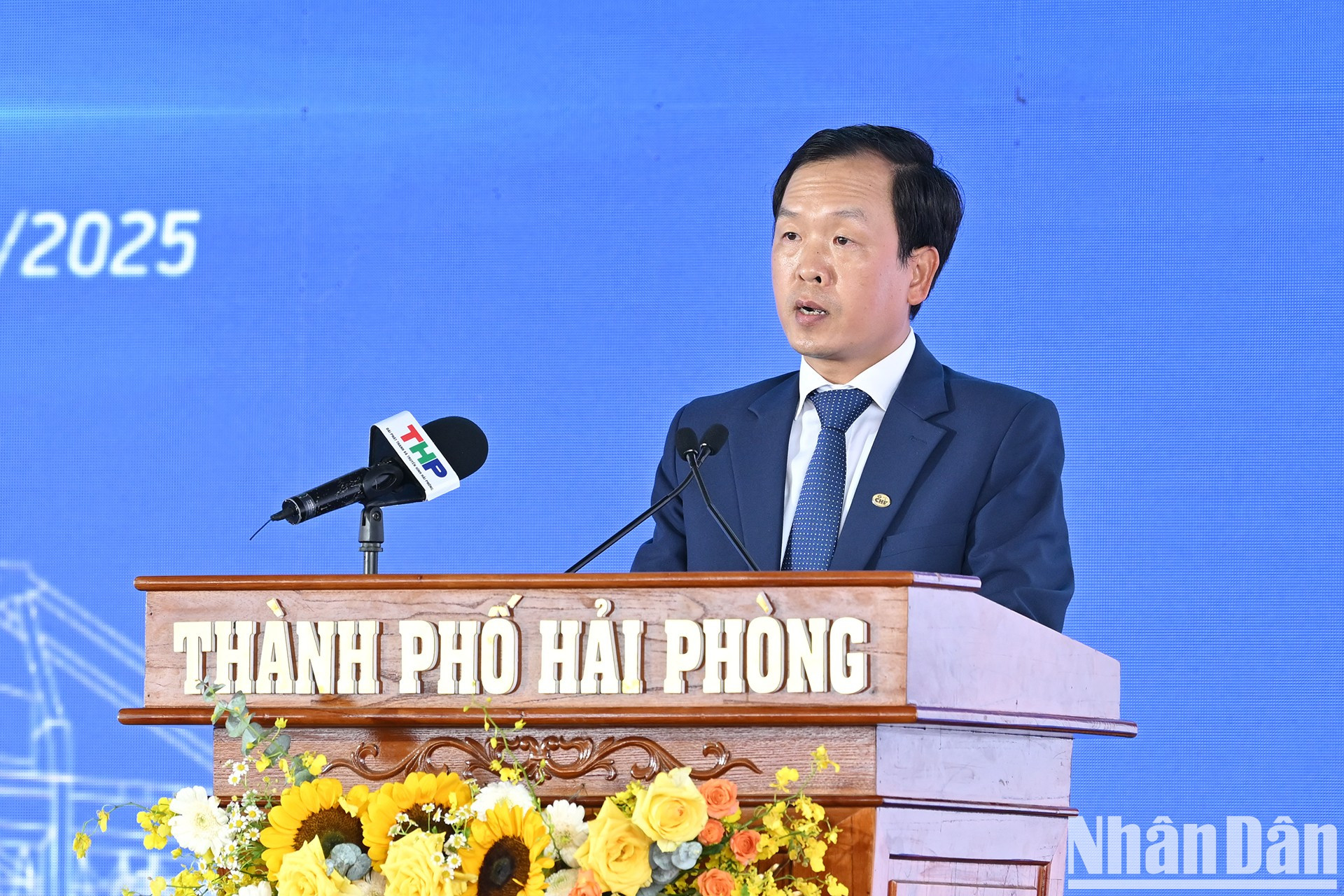 El presidente de la Junta Directiva de la Sociedad Anónima del Puerto de Hai Phong, Le Hong Minh, habla en la ceremonia.