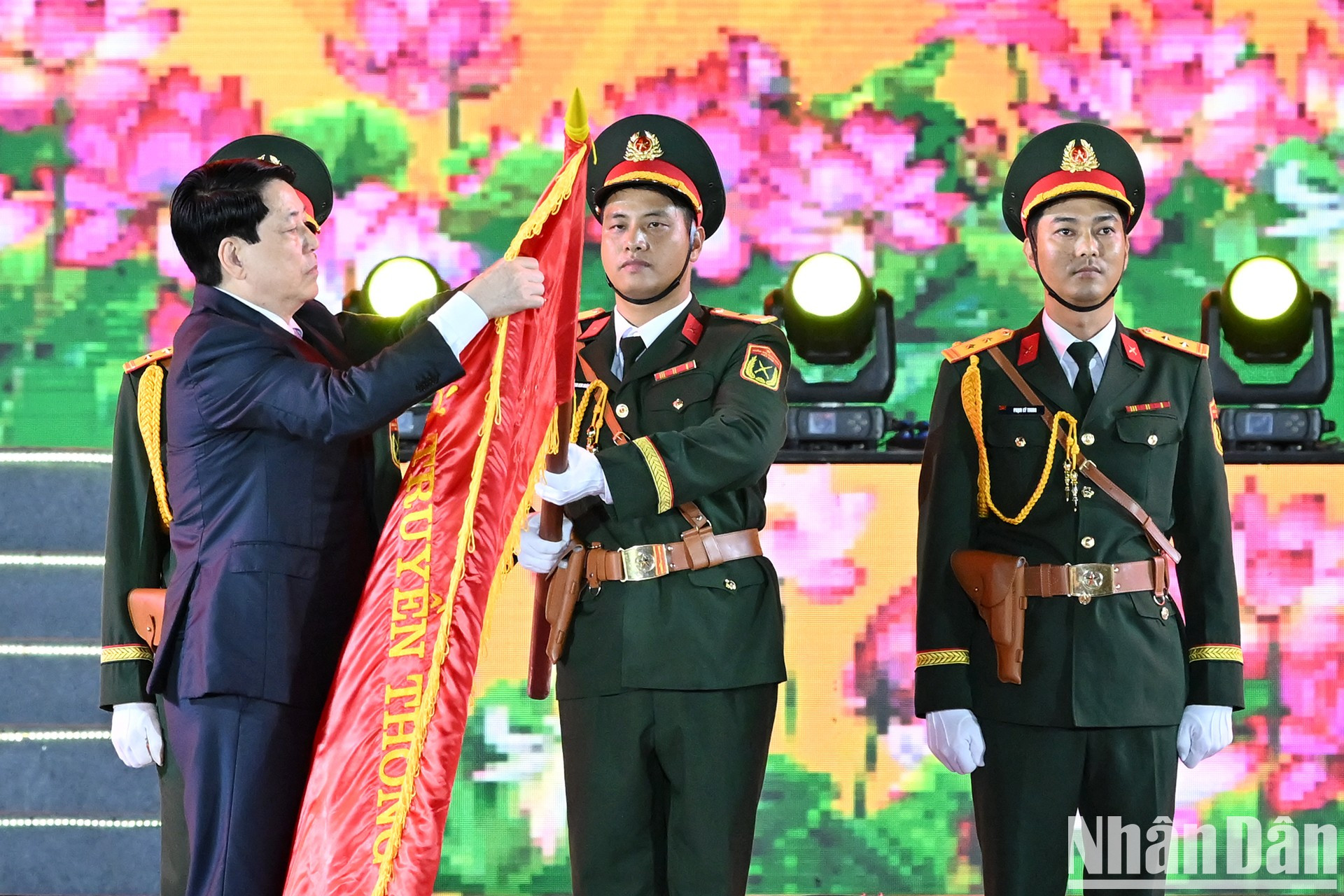 El presidente Luong Cuong otorga el título 'Ciudad Heroica' al Comité del Partido, al gobierno y al pueblo de Hai Phong. El presidente Luong Cuong otorga el título 'Ciudad Heroica' al Comité del Partido, al gobierno y al pueblo de Hai Phong.