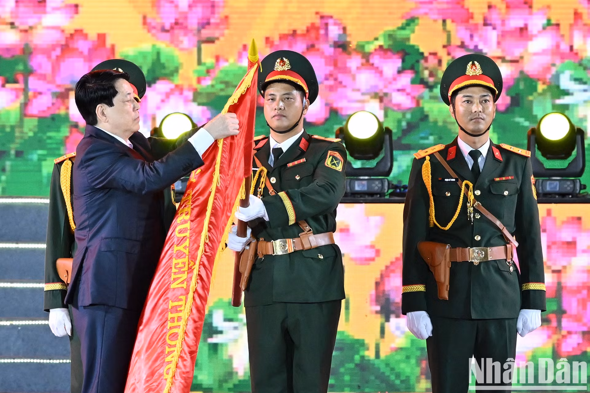 El presidente Luong Cuong otorga el título 'Ciudad Heroica' al Comité del Partido, al gobierno y al pueblo de Hai Phong.