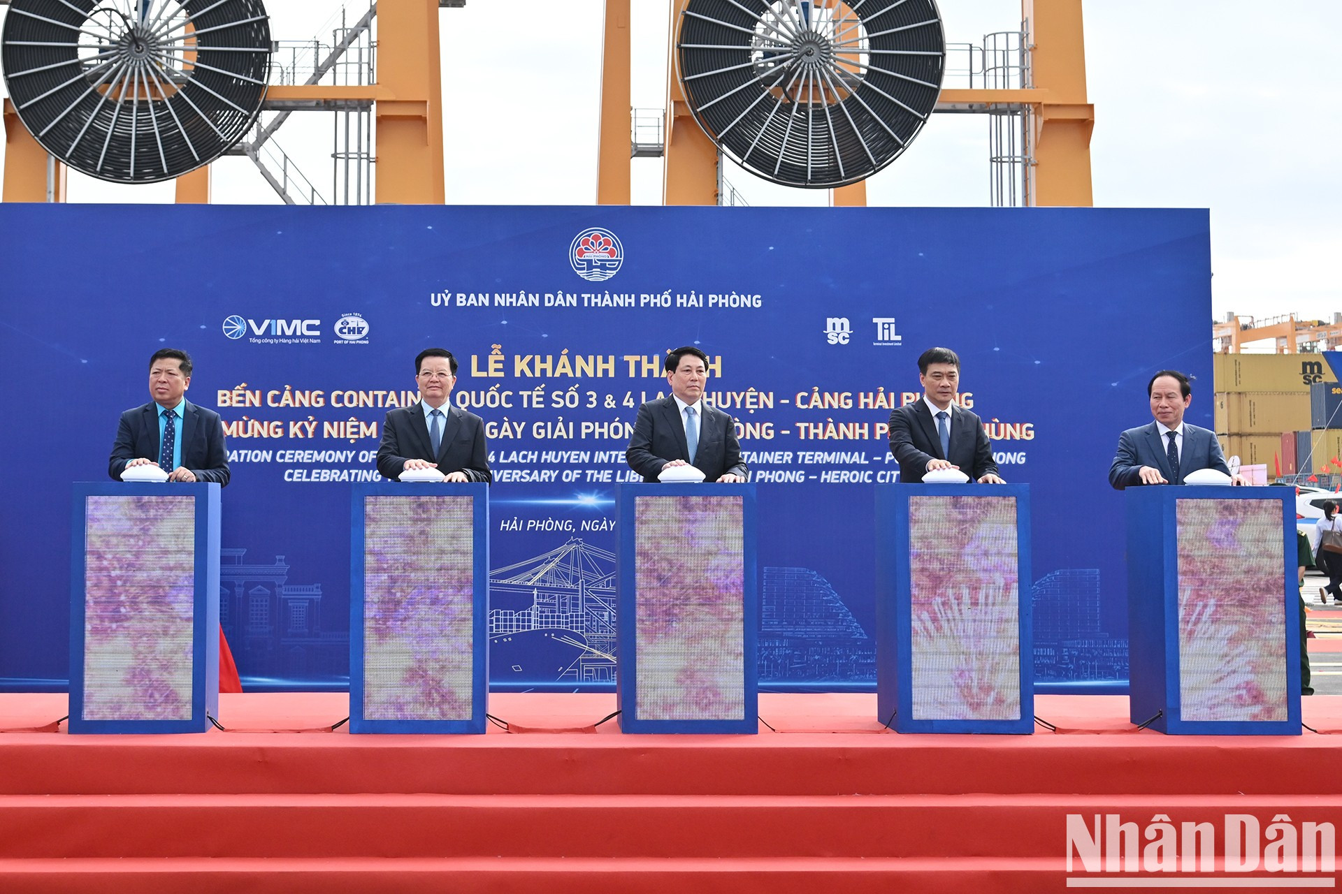 Los delegados presionan el botón para inaugurar la obra.