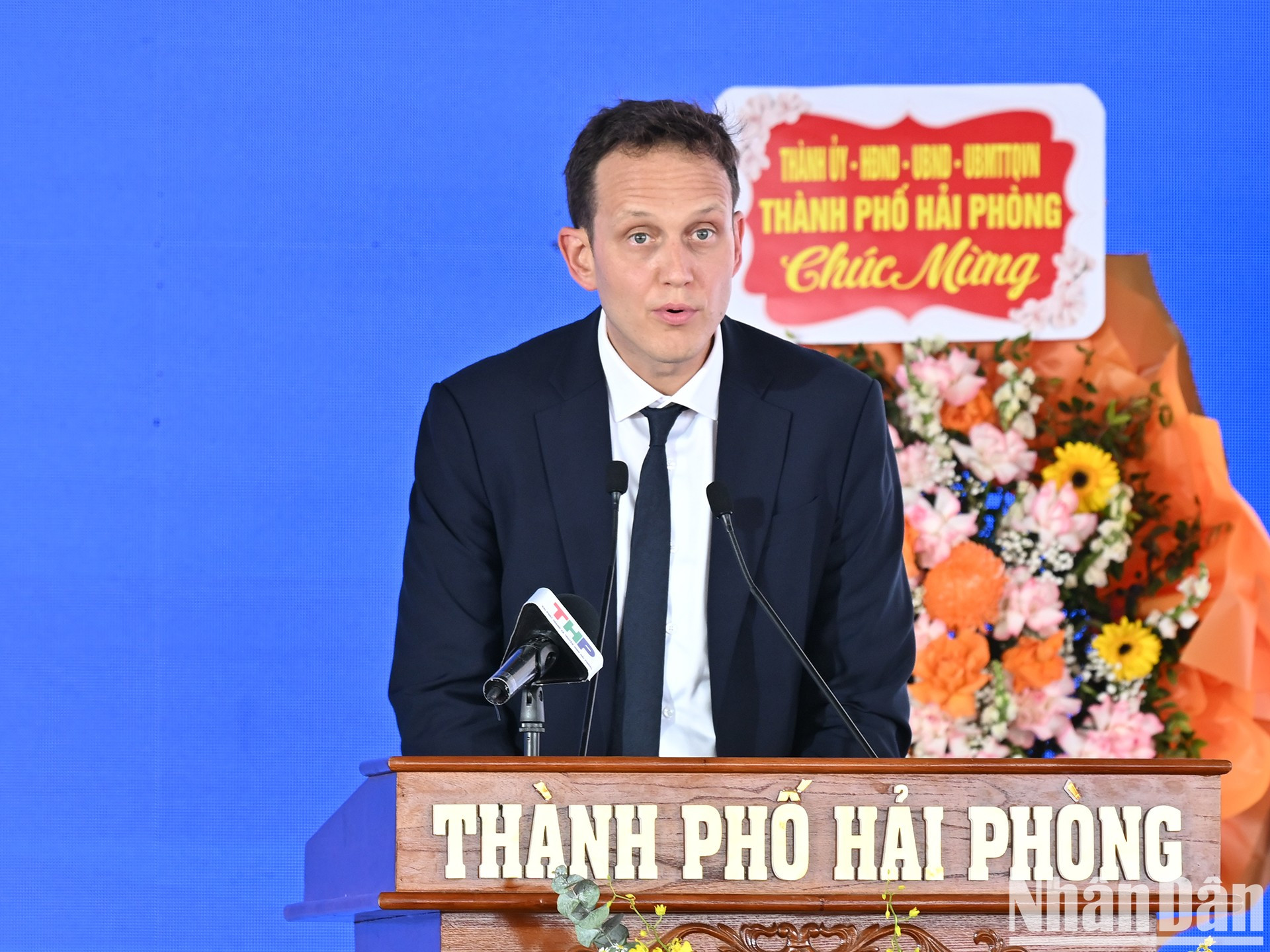 El director general de la Sociedad de Responsabilidad Limitada MSC Vietnam, Benoit de Quillacq, habla en la cita.