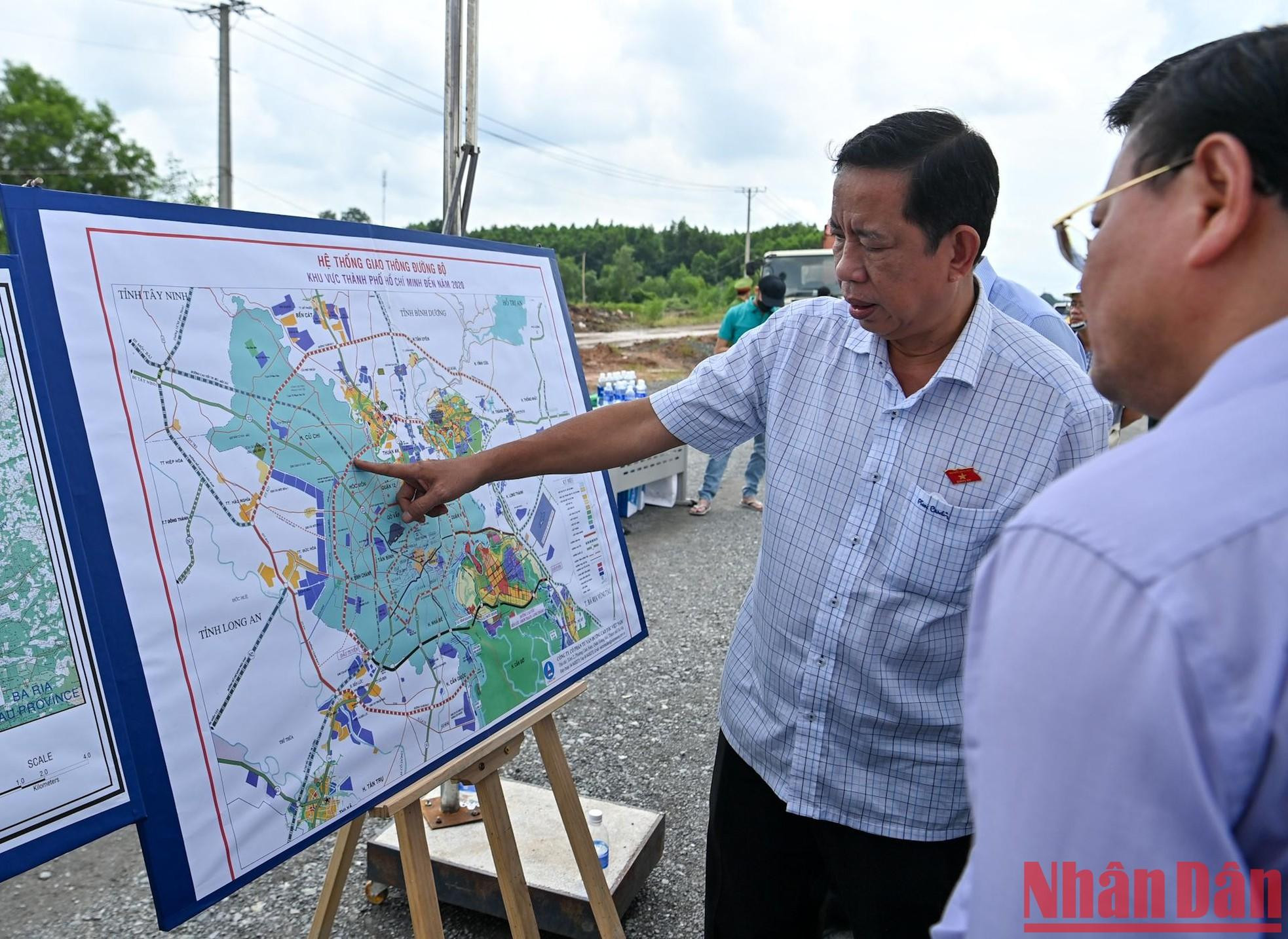 Delegados observan el mapa del proyecto de la autopista Ben Luc-Long Thanh.