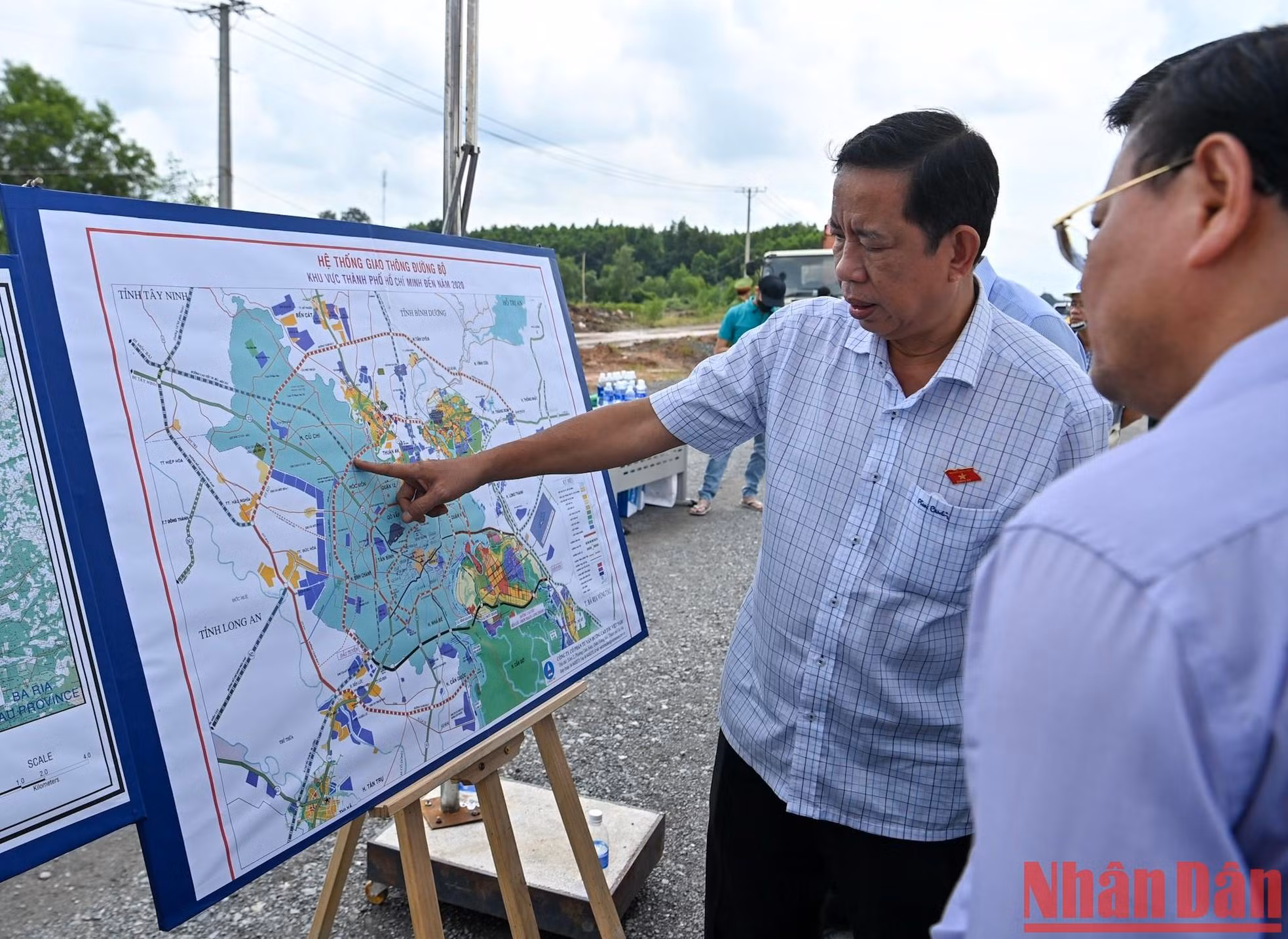 Delegados observan el mapa del proyecto de la autopista Ben Luc-Long Thanh.