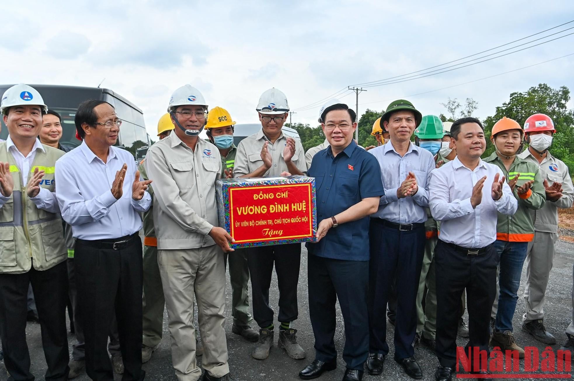 Dinh Hue entrega obsequios a los contratistas de la autopista Ben Luc-Long Thanh.