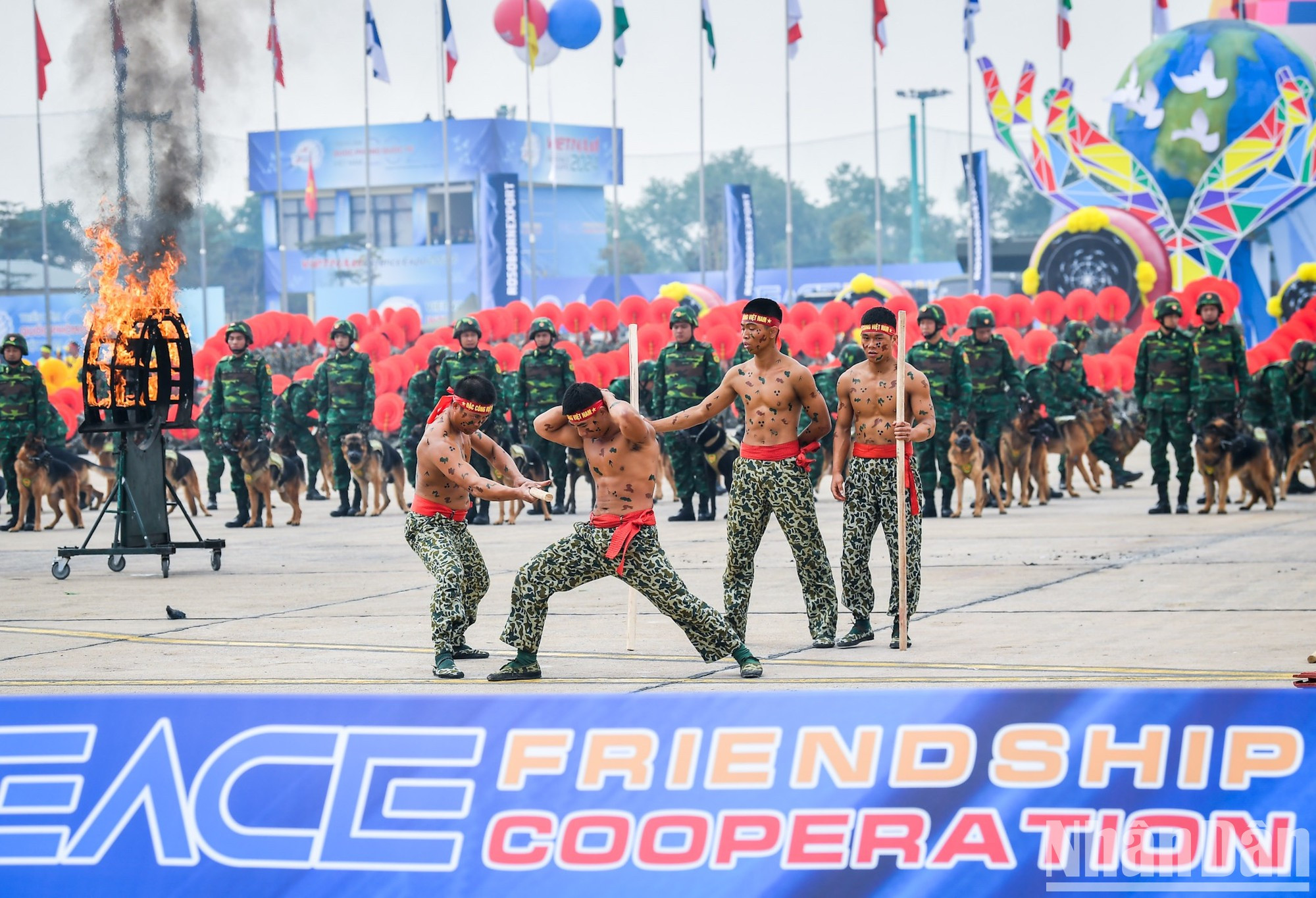 La exhibición forma parte de las actividades para conmemorar el 80 aniversario de la fundación del Ejército Popular de Vietnam y el 35 aniversario del Día de la Defensa Nacional de todo el pueblo. La exhibición forma parte de las actividades para conmemorar el 80 aniversario de la fundación del Ejército Popular de Vietnam y el 35 aniversario del Día de la Defensa Nacional de todo el pueblo.