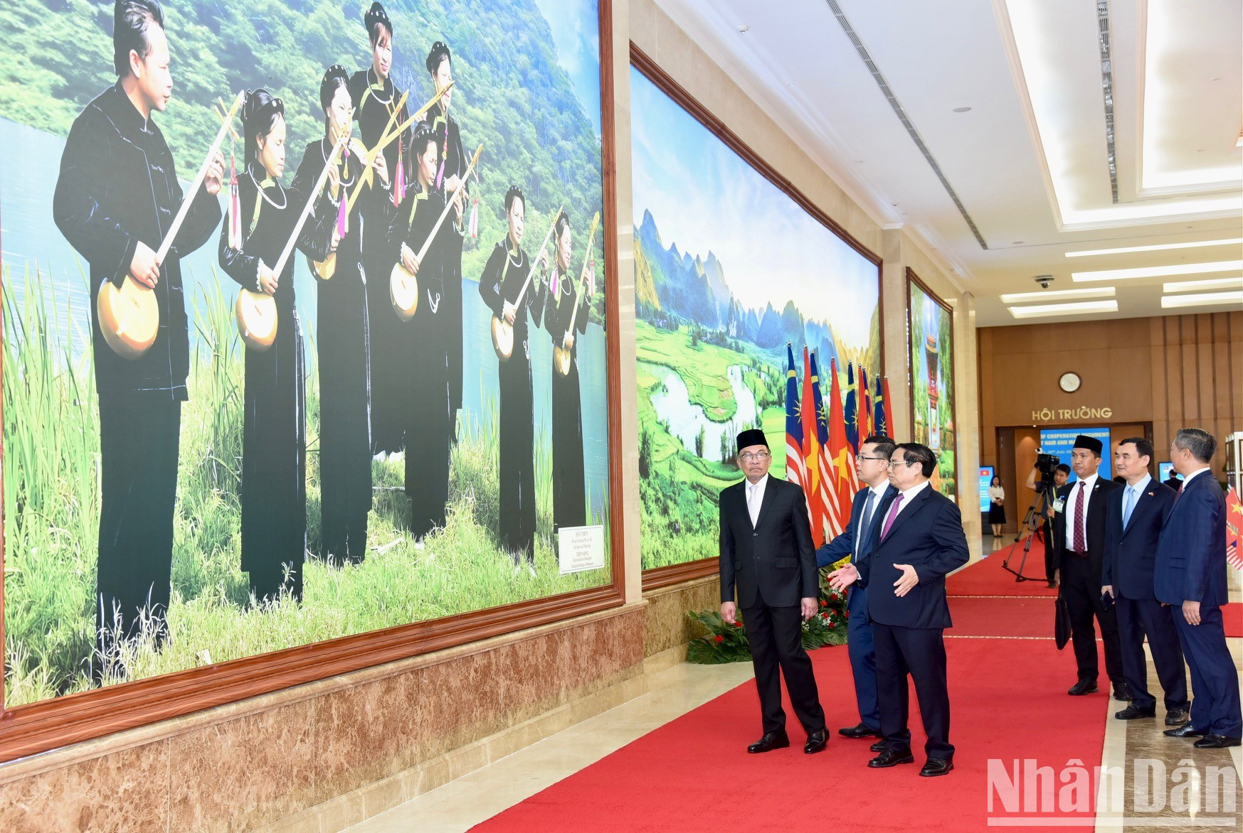 Minh Chinh presenta al visitante malasio sobre la belleza del país y el pueblo de Vietnam.