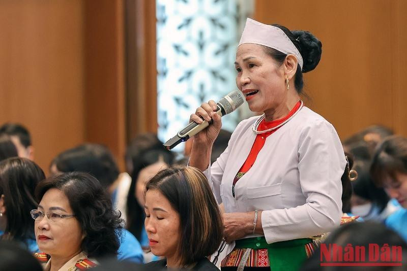 Nguyen Thi Binh, miembro de la etnia Muong, jefa de la Cooperativa Ban Dao en la provincia de Hoa Binh, hace una pregunta en la cita. Nguyen Thi Binh, miembro de la etnia Muong, jefa de la Cooperativa Ban Dao en la provincia de Hoa Binh, hace una pregunta en la cita.