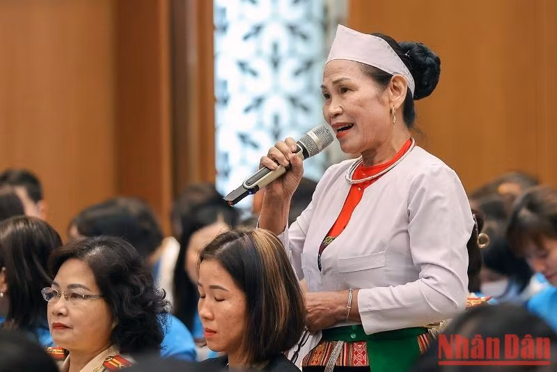 Nguyen Thi Binh, miembro de la etnia Muong, jefa de la Cooperativa Ban Dao en la provincia de Hoa Binh, hace una pregunta en la cita.