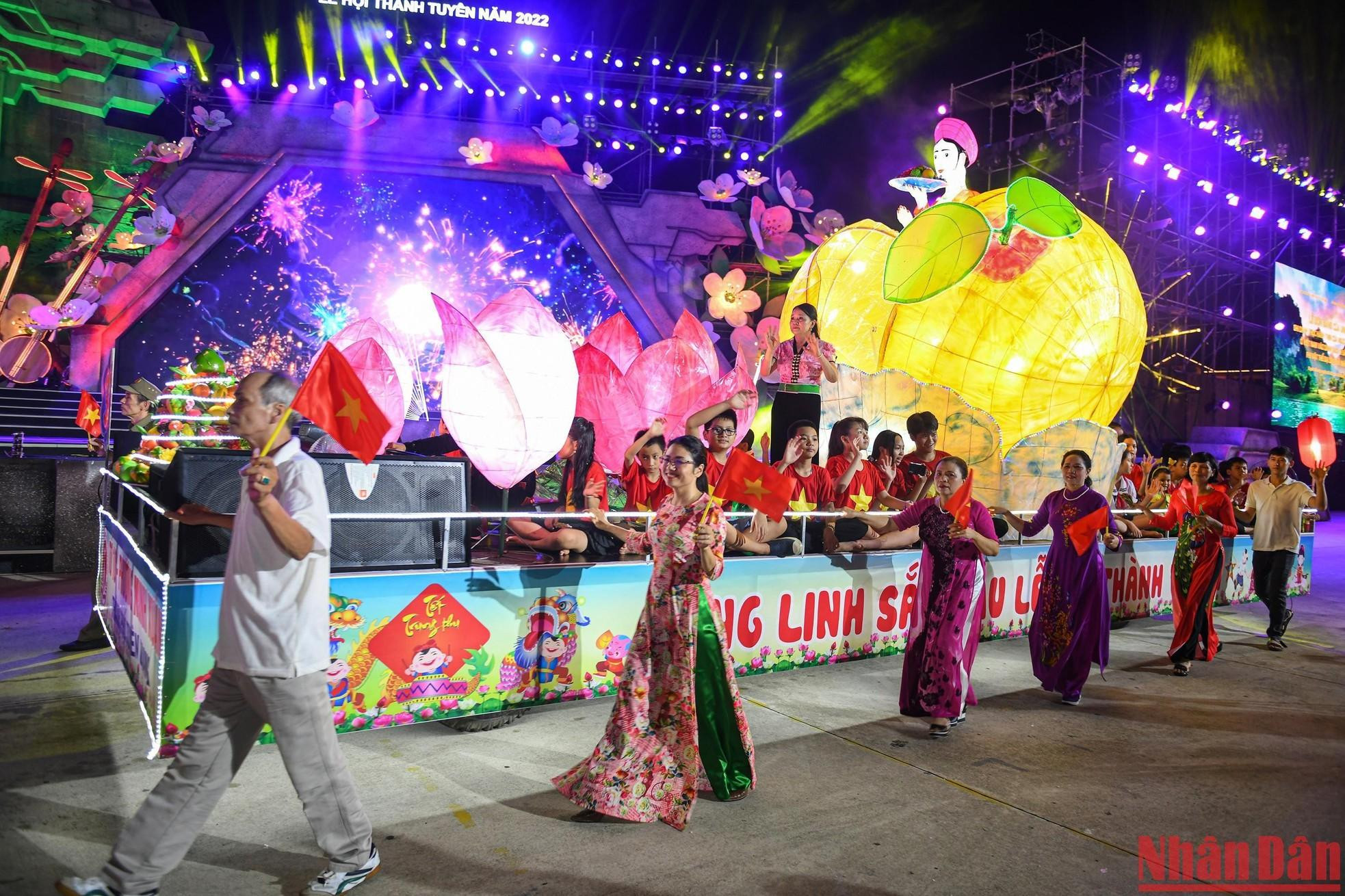 Multicolores farolillos con diversas formas basados en cuentos populares de Vietnam.