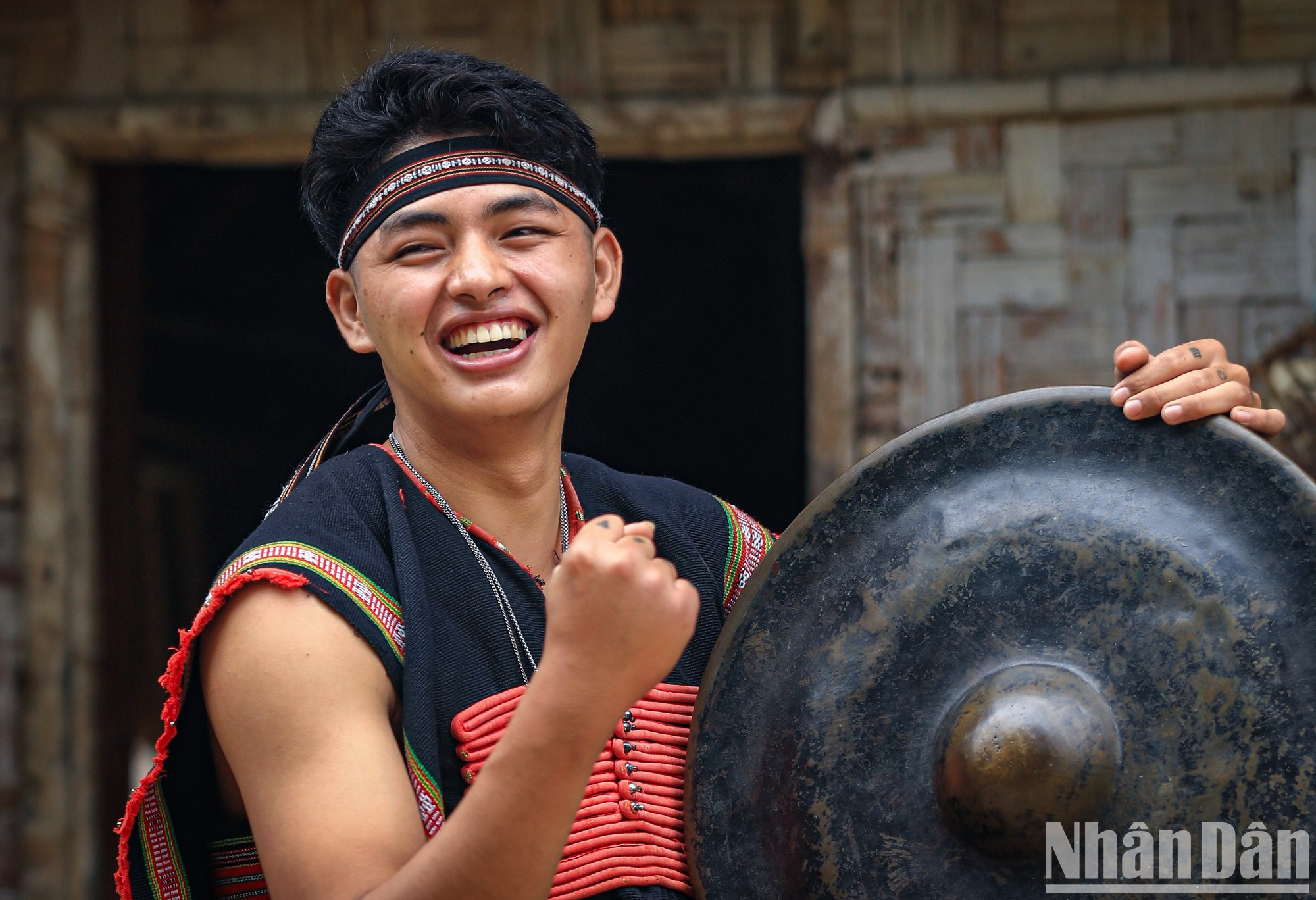 La sonrisa radiante de un joven de la etnia Ede. La sonrisa radiante de un joven de la etnia Ede.