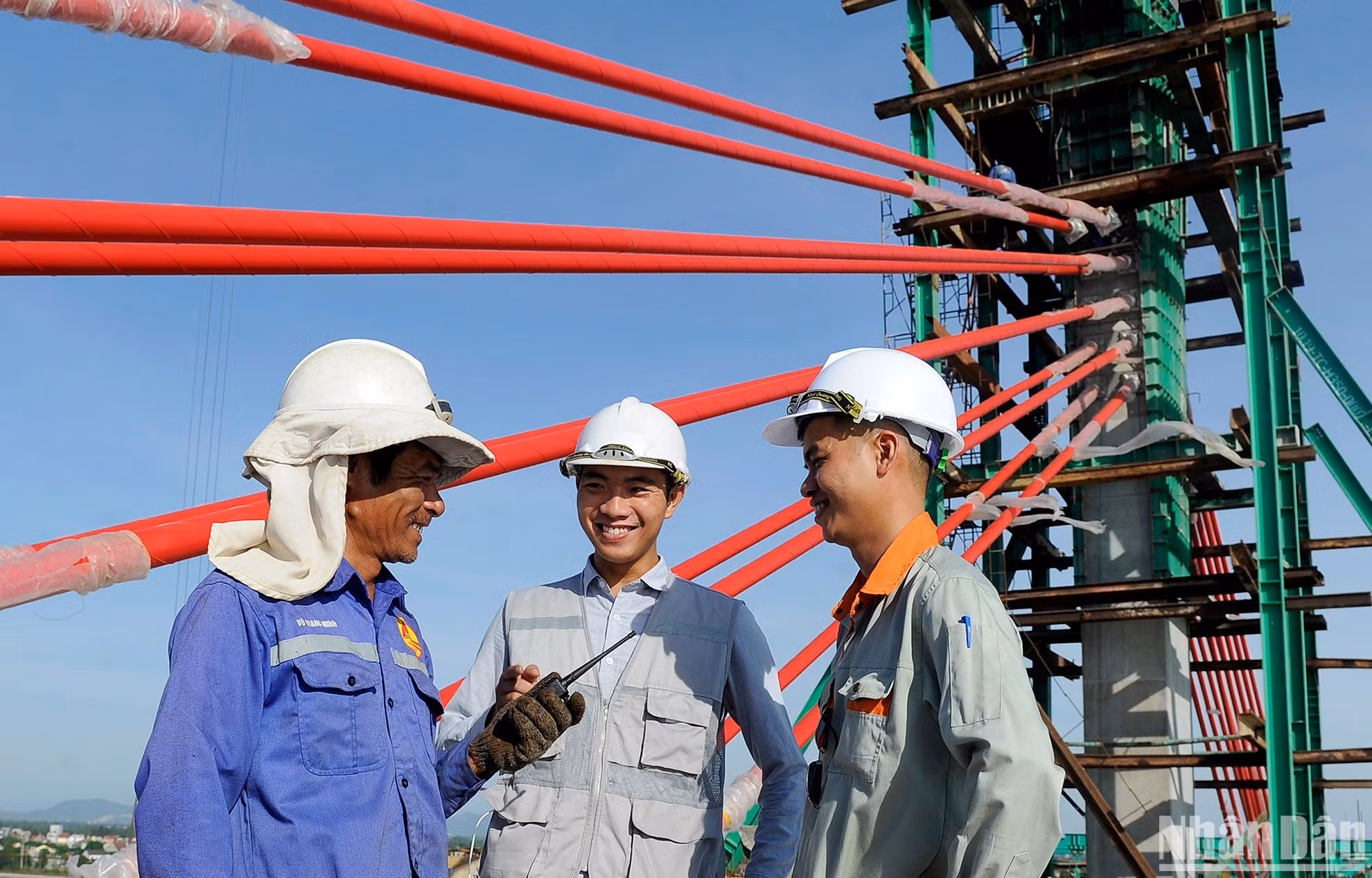 Obreros e ingenieros que participan en el tendido de viales en la costa central septentrional.