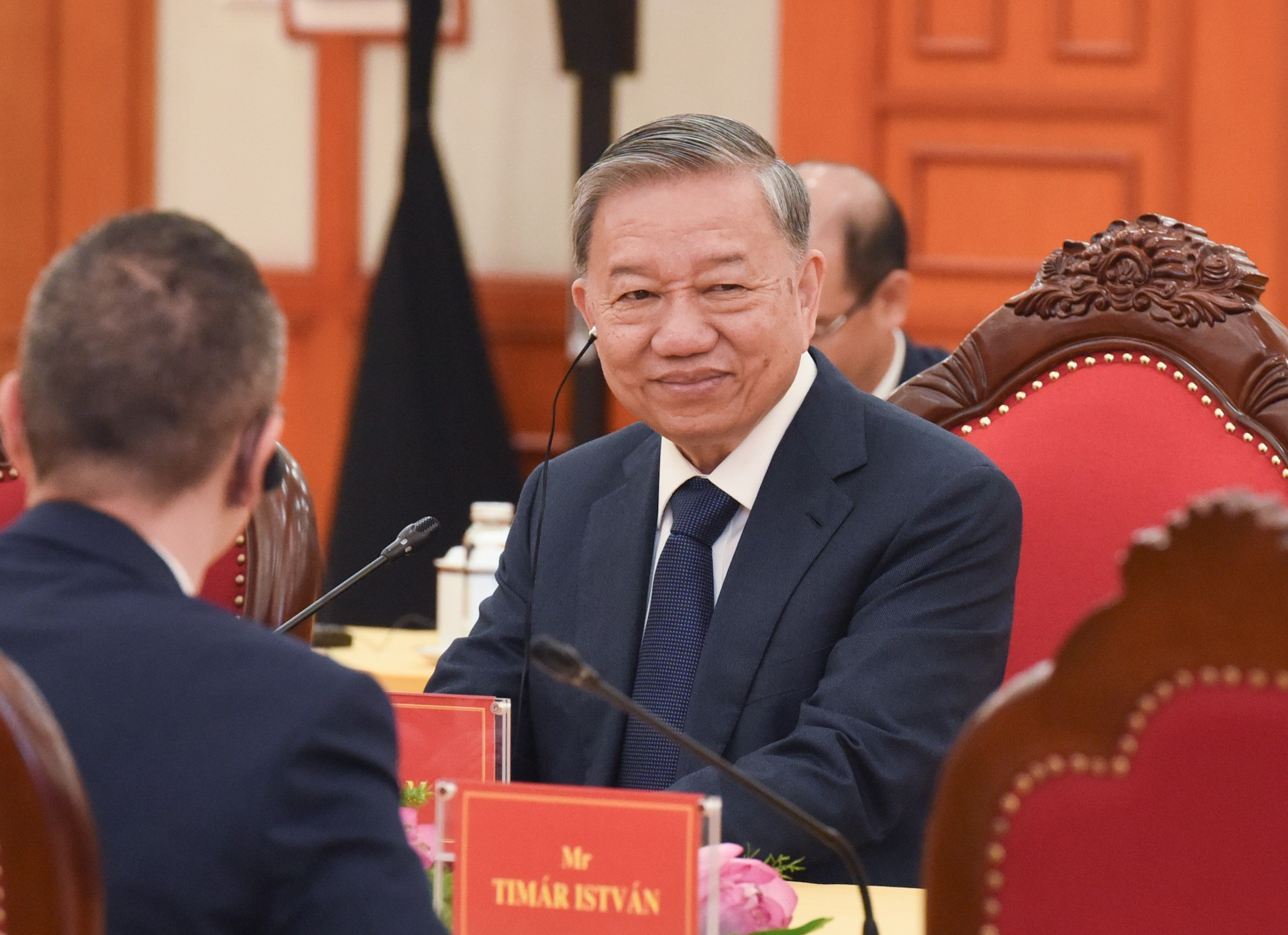 To Lam habla en la cita. To Lam habla en la cita.