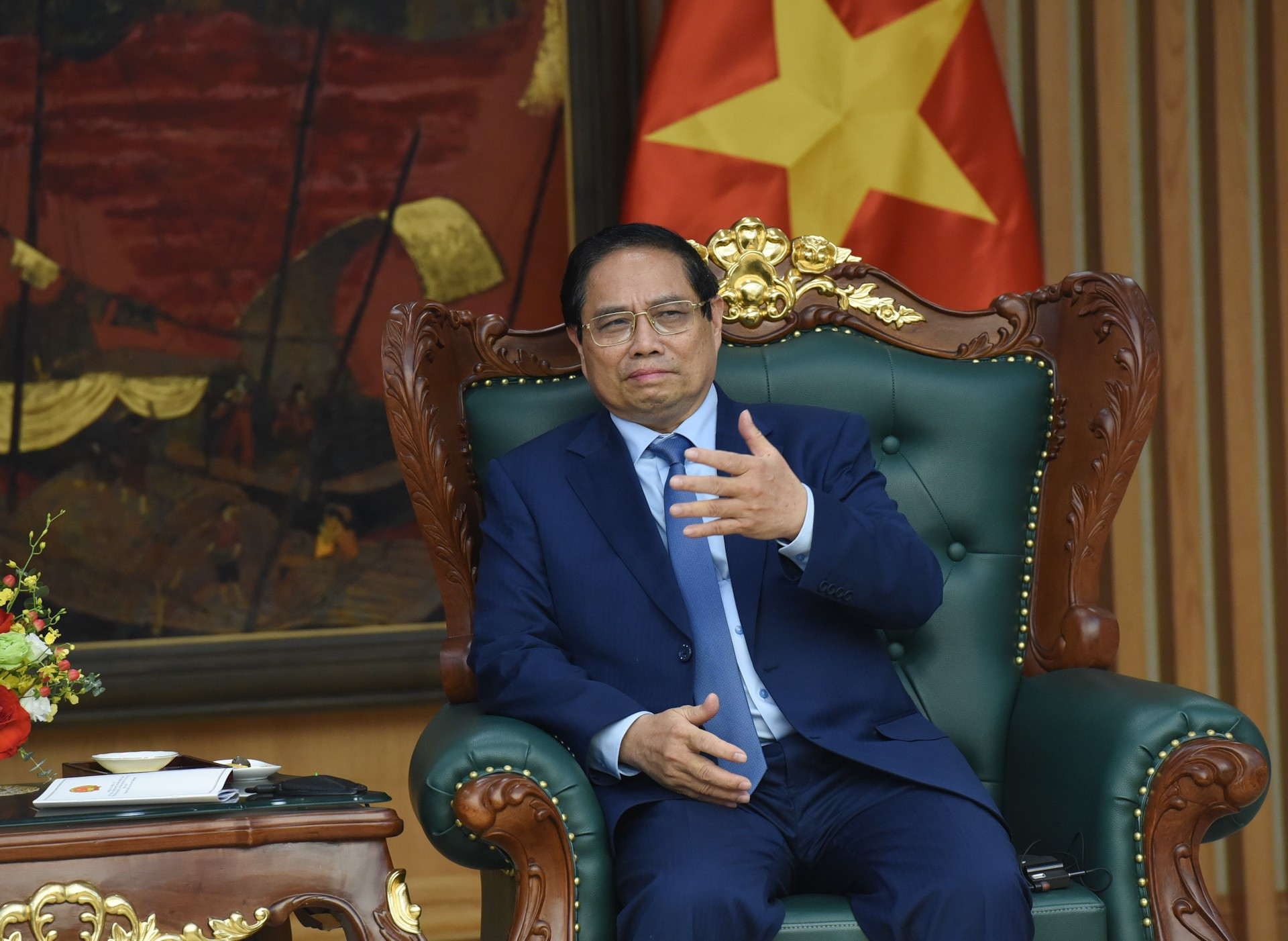 Minh Chinh habla en la cita. Minh Chinh habla en la cita.