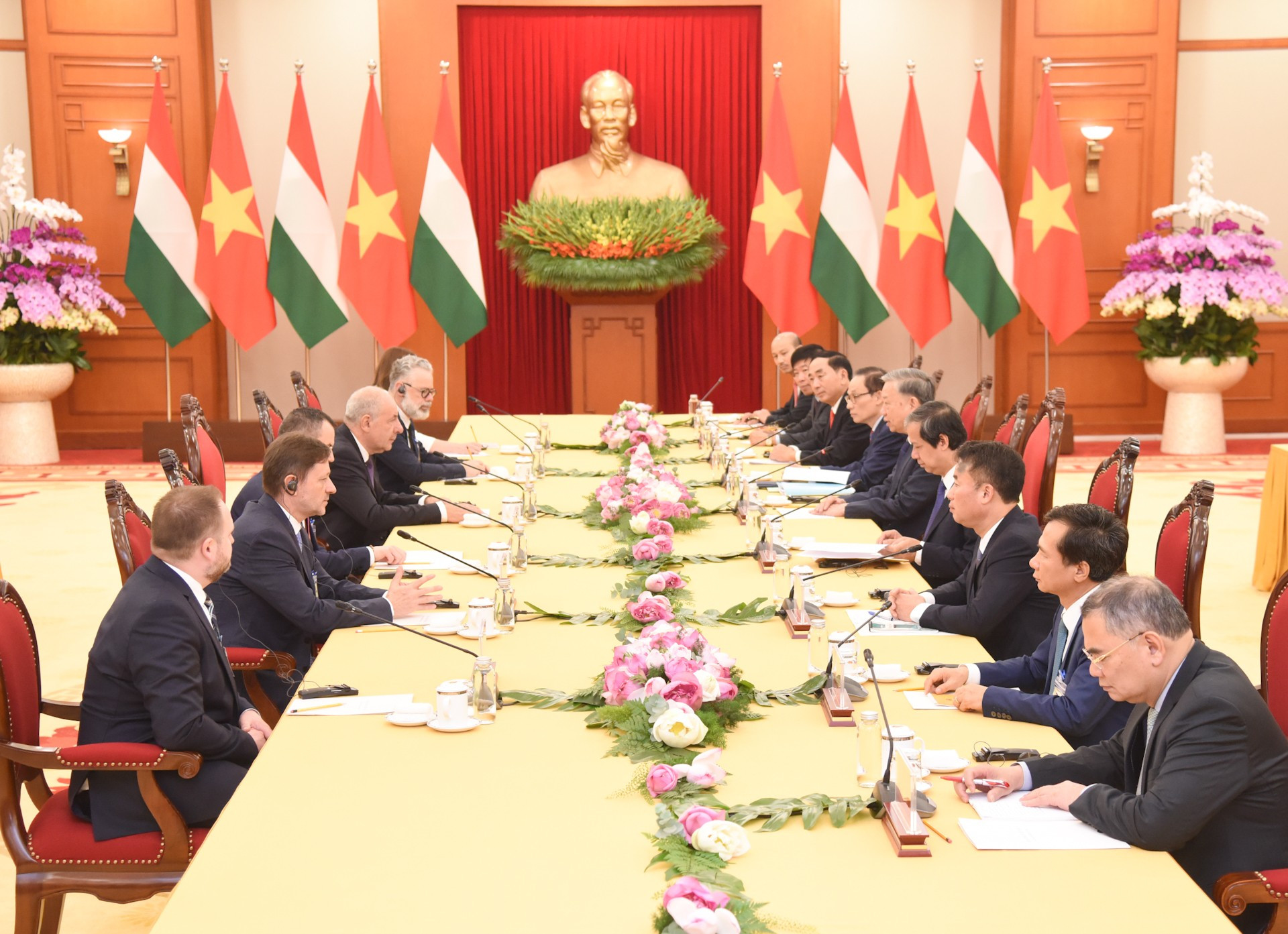 El encuentro se celebra en la sede del Comité Central del Partido Comunista de Vietnam. El encuentro se celebra en la sede del Comité Central del Partido Comunista de Vietnam.
