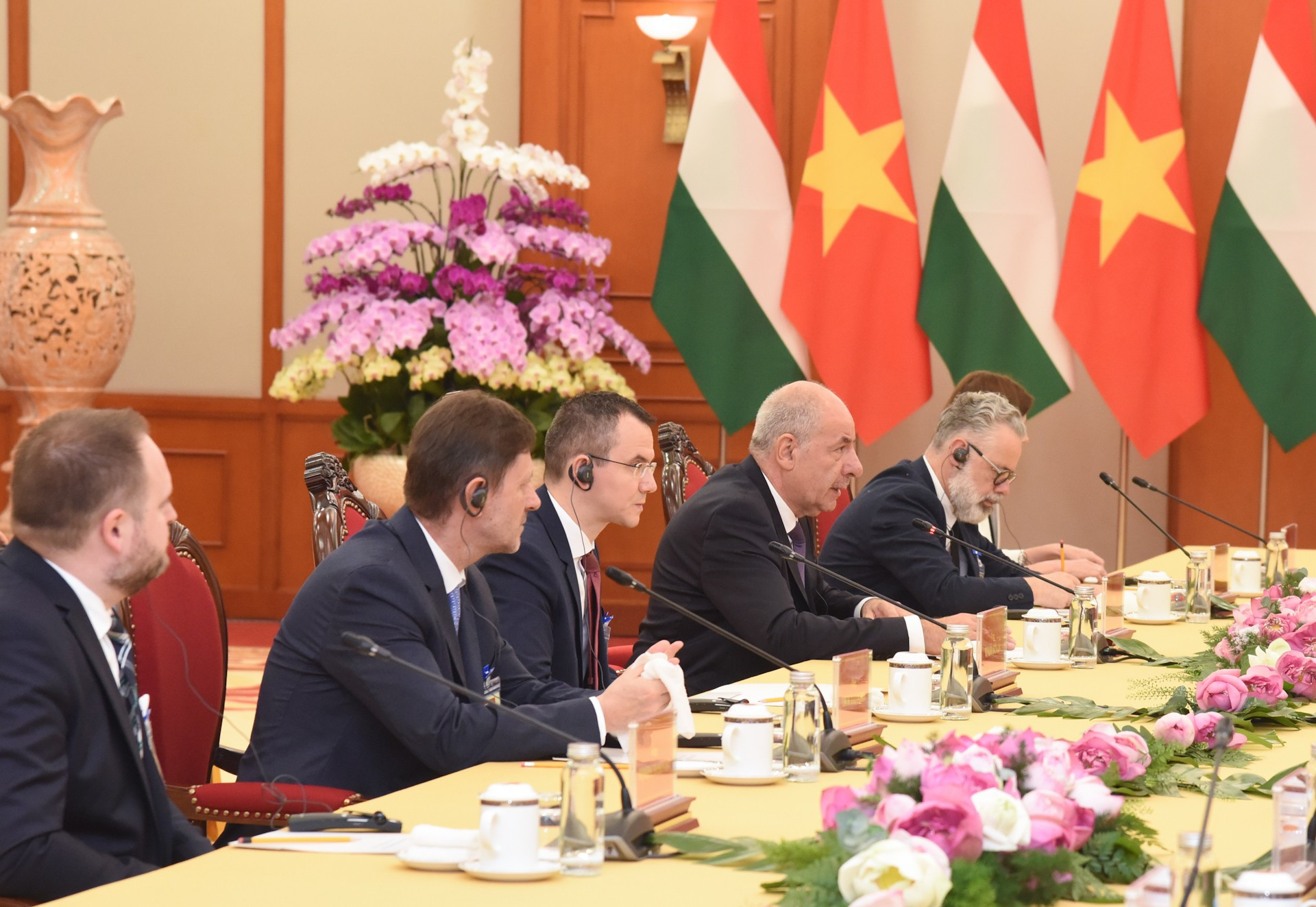 La delegación de Hungría en el encuentro. La delegación de Hungría en el encuentro.