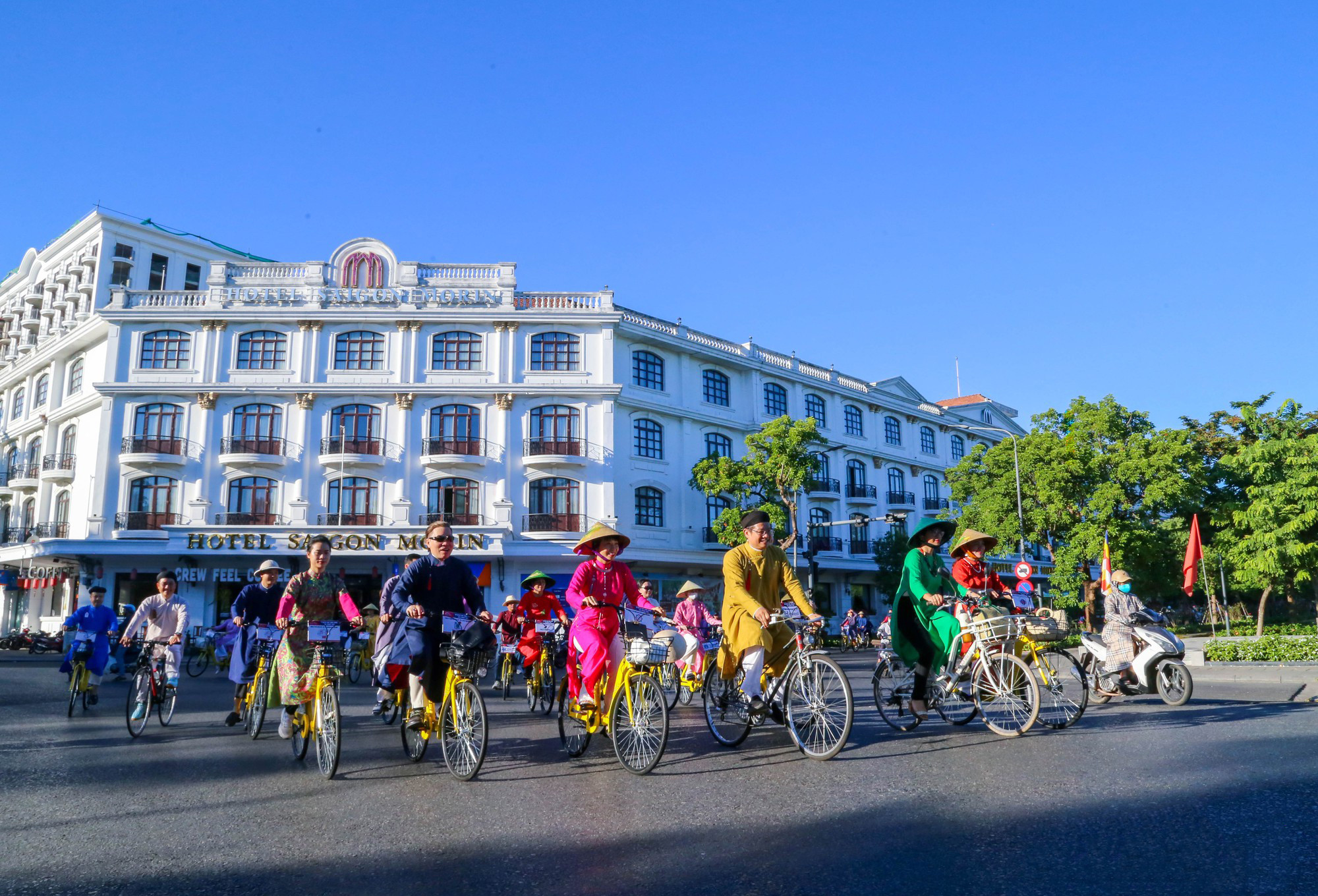 Ao Dai con toques de color en la belleza de la antigua capital de Hue.