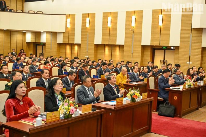 El vicepresidente de la Asamblea Nacional Nguyen Duc Hai, el secretario del Comité del Partido Comunista de Vietnam en Hanói, Dinh Tien Dung, y los diputados en el evento.