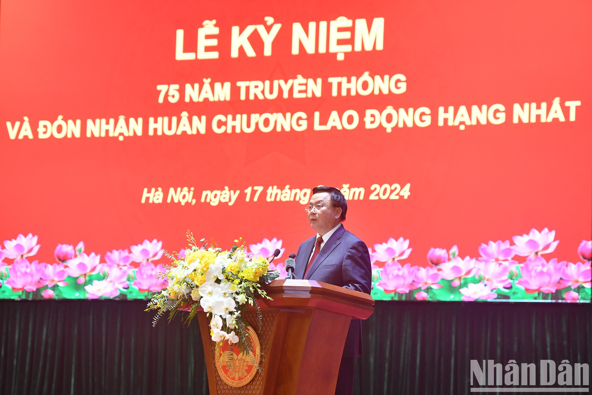 Nguyen Xuan Thang, director de la Academia Nacional de Política Ho Chi Minh y presidente del Consejo Teórico Central, habla en el evento. Nguyen Xuan Thang, director de la Academia Nacional de Política Ho Chi Minh y presidente del Consejo Teórico Central, habla en el evento.