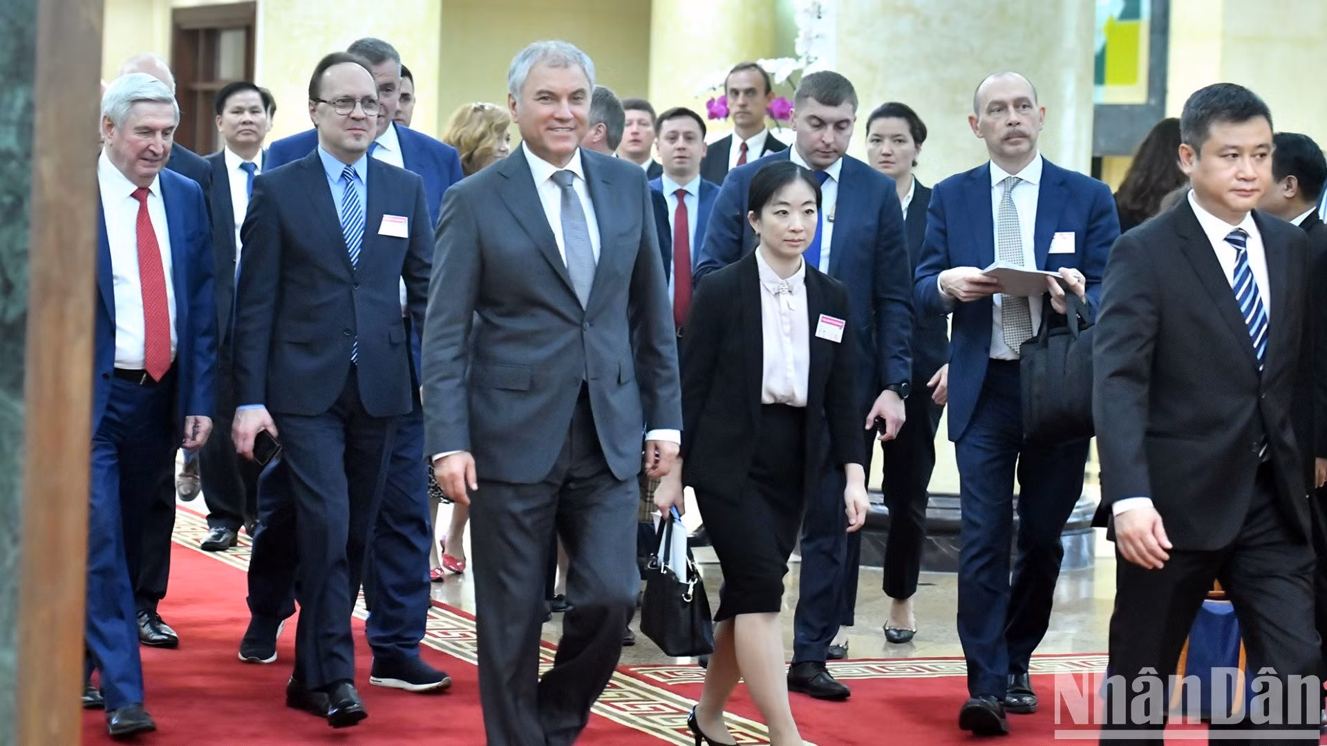 El presidente de la Duma Estatal de la Asamblea Federal de la Federación Rusa, Vyacheslav Viktorovich Volodin, y su comitiva llegan a la sede del Comité Central del Partido.