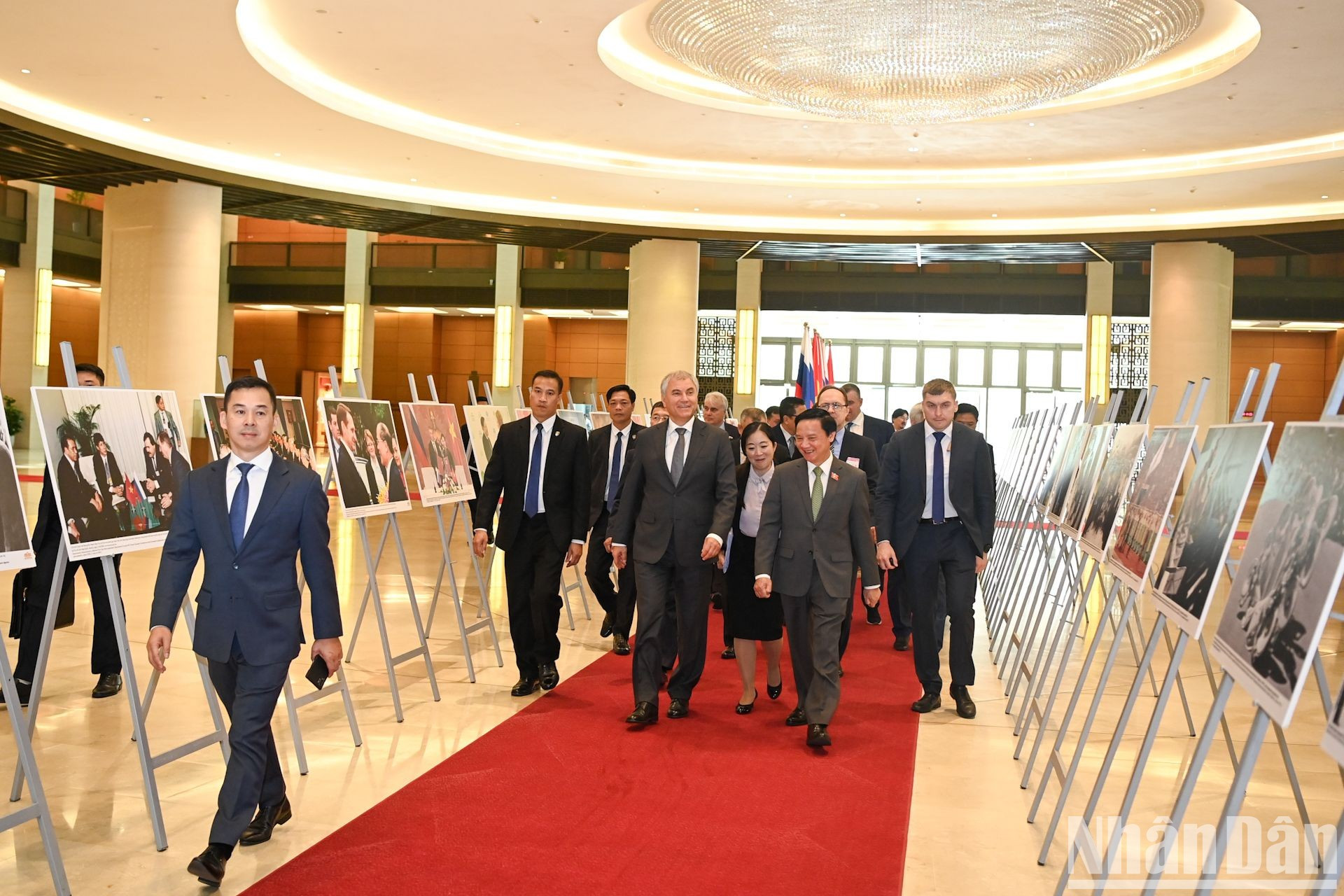 Volodin y su comitiva llegan a la reunión. Volodin y su comitiva llegan a la reunión.