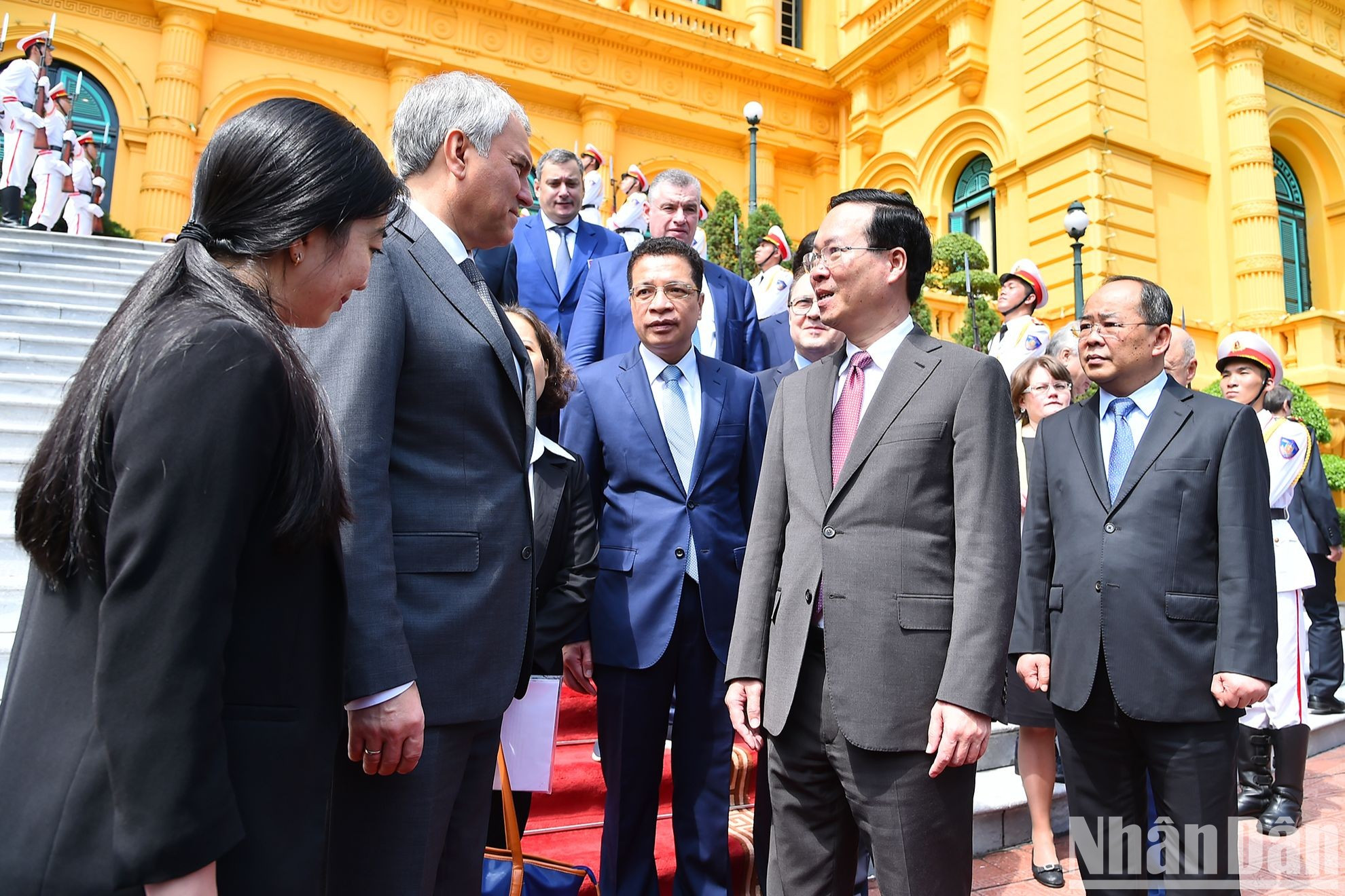 El presidente vietnamita y el visitante ruso después de la reunión. El presidente vietnamita y el visitante ruso después de la reunión.
