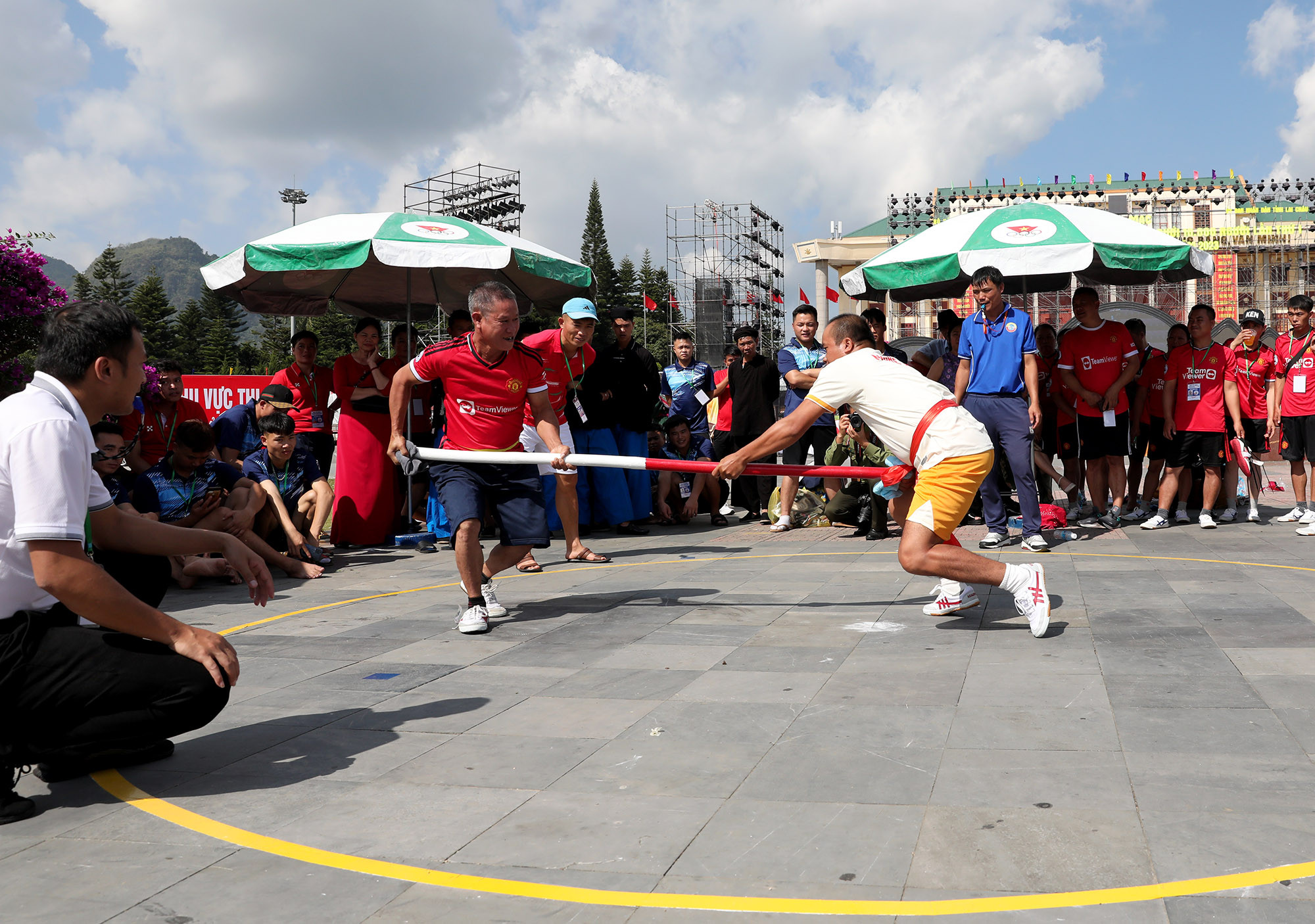 Se celebran juegos folklóricos en el festival. Se celebran juegos folklóricos en el festival.