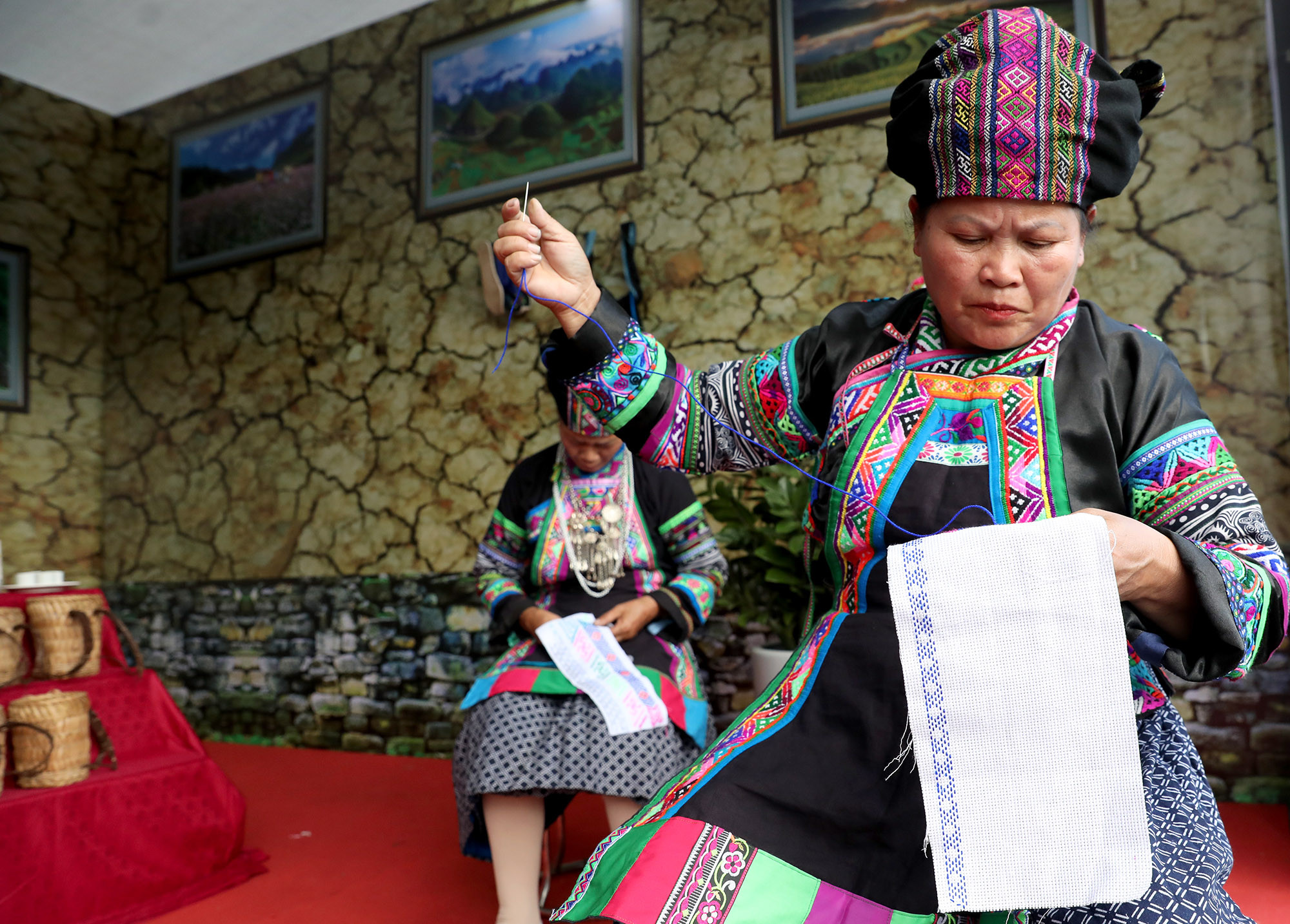 Las mujeres de Bo Y muestran técnicas de bordado. Las mujeres de Bo Y muestran técnicas de bordado.