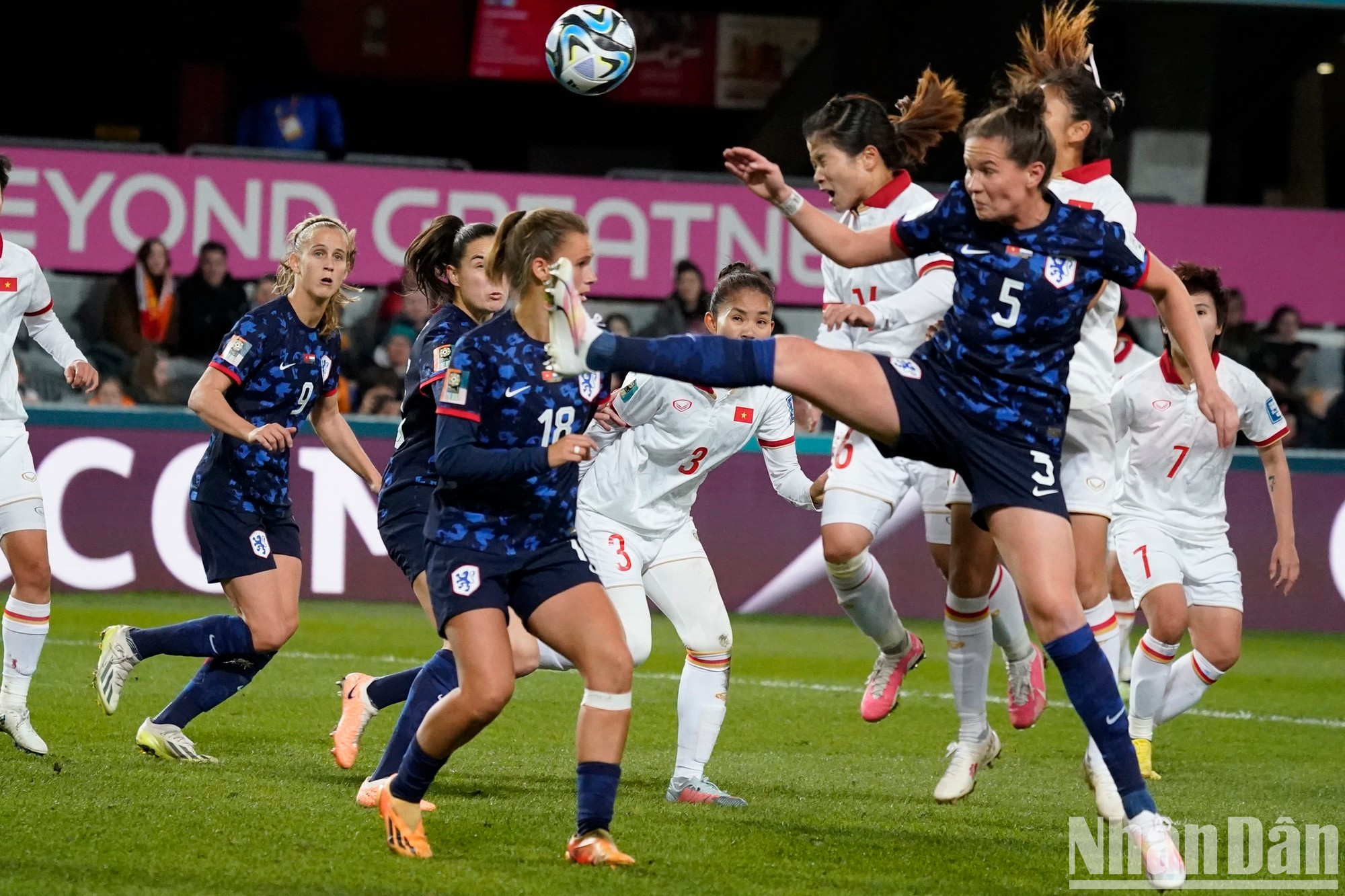 El equipo femenino holandés siguió dominando el partido y marcó su sexto gol en el minuto 57. El equipo femenino holandés siguió dominando el partido y marcó su sexto gol en el minuto 57.