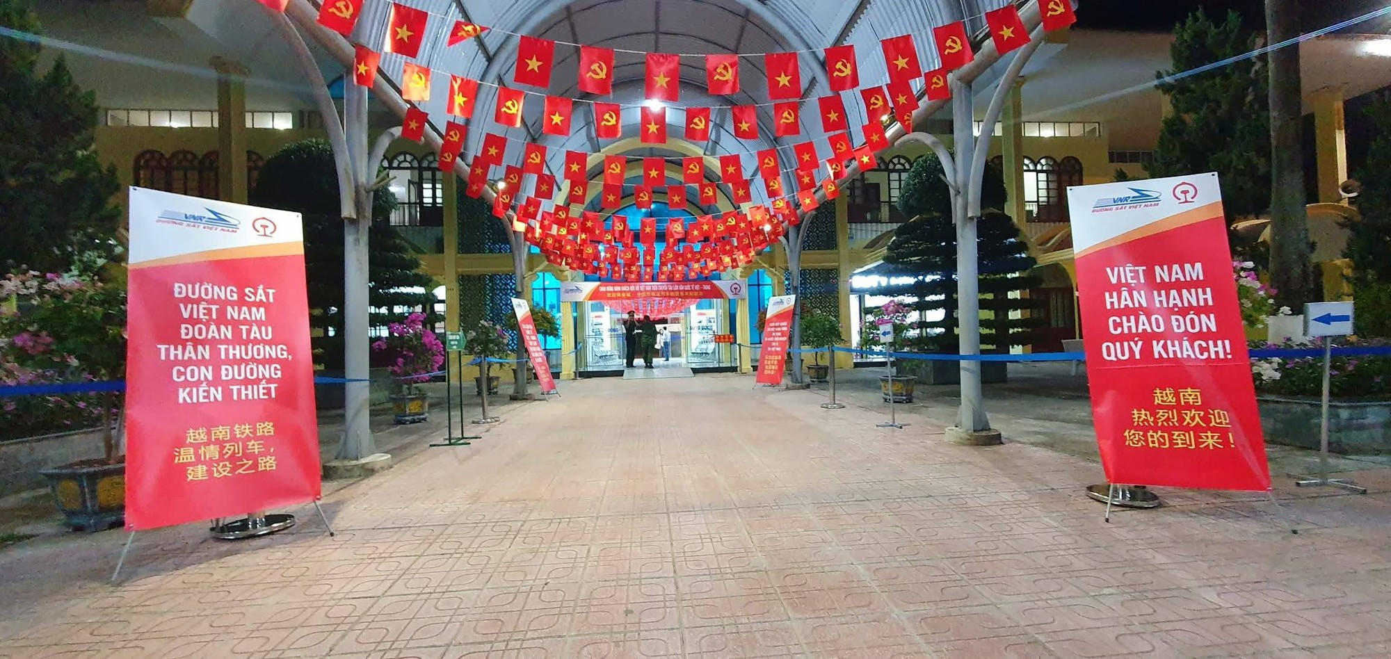 El andén, engalanado con banderines y carteles de gran tamaño, está listo para recibir a los primeros visitantes del servicio transfronterizo con China en cinco años. El andén, engalanado con banderines y carteles de gran tamaño, está listo para recibir a los primeros visitantes del servicio transfronterizo con China en cinco años.