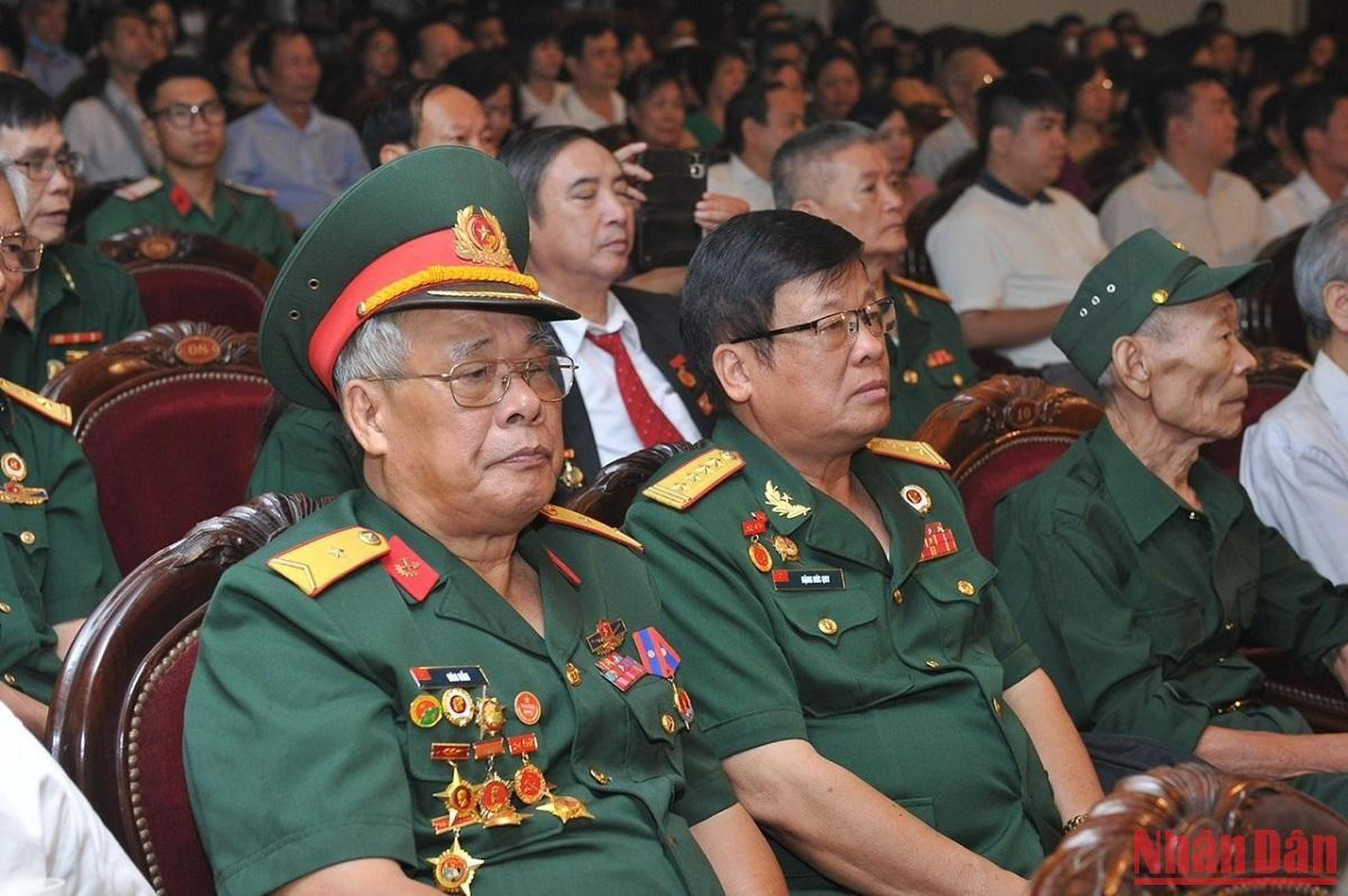 Al evento asisten dirigentes del Partido y del Estado, y veteranos y personas con méritos revolucionarios de varias localidades del país. Al evento asisten dirigentes del Partido y del Estado, y veteranos y personas con méritos revolucionarios de varias localidades del país.