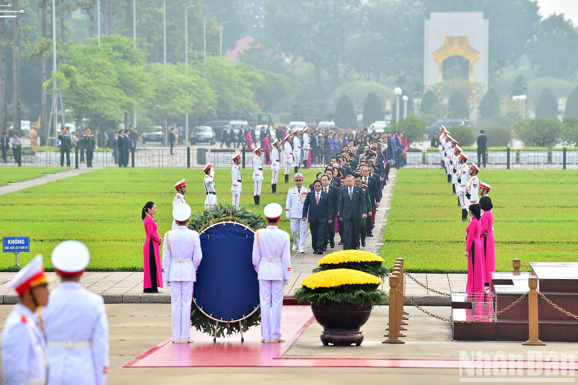 La delegación de la Asamblea Nacional encabezada por el secretario general del Partido Comunista de Vietnam (PCV) y presidente del Estado, To Lam, el primer ministro Pham Minh Chinh, el presidente de la Asamblea Nacional, Tran Thanh Man, el miembro permanente del Secretariado del Comité Central del PCV, Luong Cuong y otros dirigentes del Partido y el Estado rinden tributo al Presidente Ho Chi Minh. La delegación de la Asamblea Nacional encabezada por el secretario general del Partido Comunista de Vietnam (PCV) y presidente del Estado, To Lam, el primer ministro Pham Minh Chinh, el presidente de la Asamblea Nacional, Tran Thanh Man, el miembro permanente del Secretariado del Comité Central del PCV, Luong Cuong y otros dirigentes del Partido y el Estado rinden tributo al Presidente Ho Chi Minh.