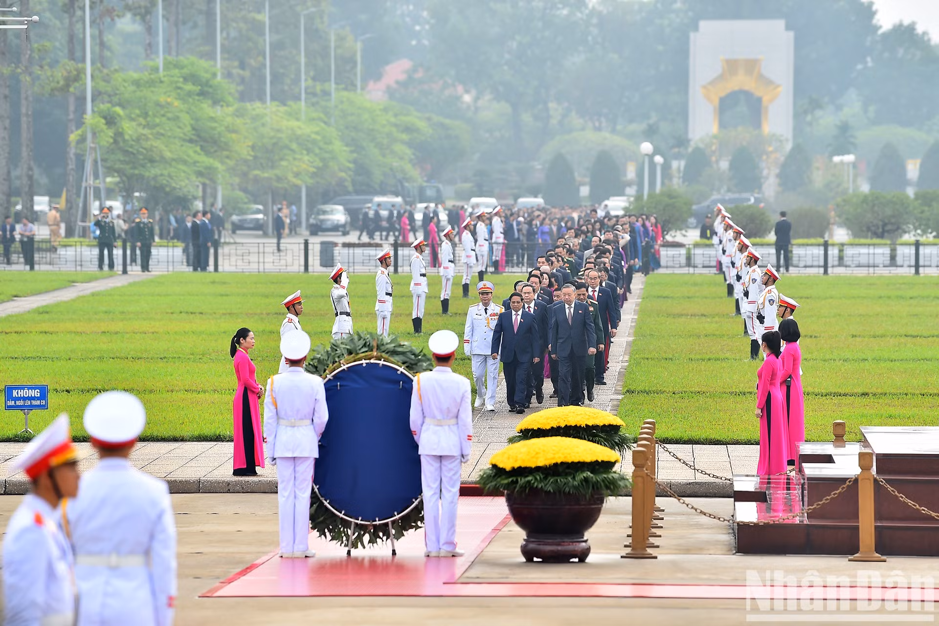 La delegación de la Asamblea Nacional encabezada por el secretario general del Partido Comunista de Vietnam (PCV) y presidente del Estado, To Lam, el primer ministro Pham Minh Chinh, el presidente de la Asamblea Nacional, Tran Thanh Man, el miembro permanente del Secretariado del Comité Central del PCV, Luong Cuong y otros dirigentes del Partido y el Estado rinden tributo al Presidente Ho Chi Minh.