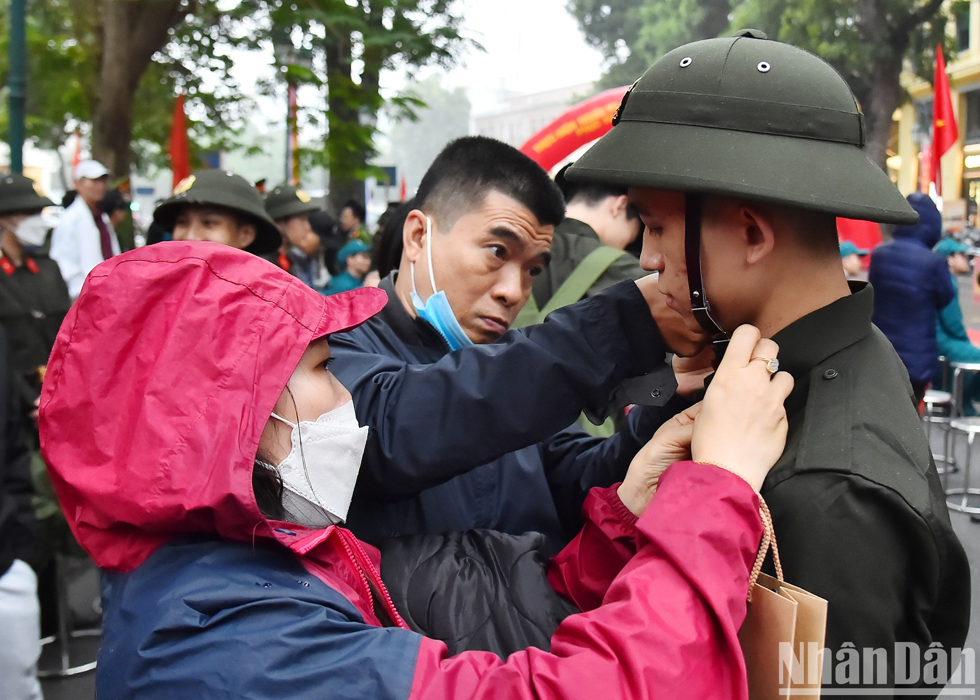 Familiares aconsejaron a los jóvenes soldados y alistaron sus uniformes. Familiares aconsejaron a los jóvenes soldados y alistaron sus uniformes.