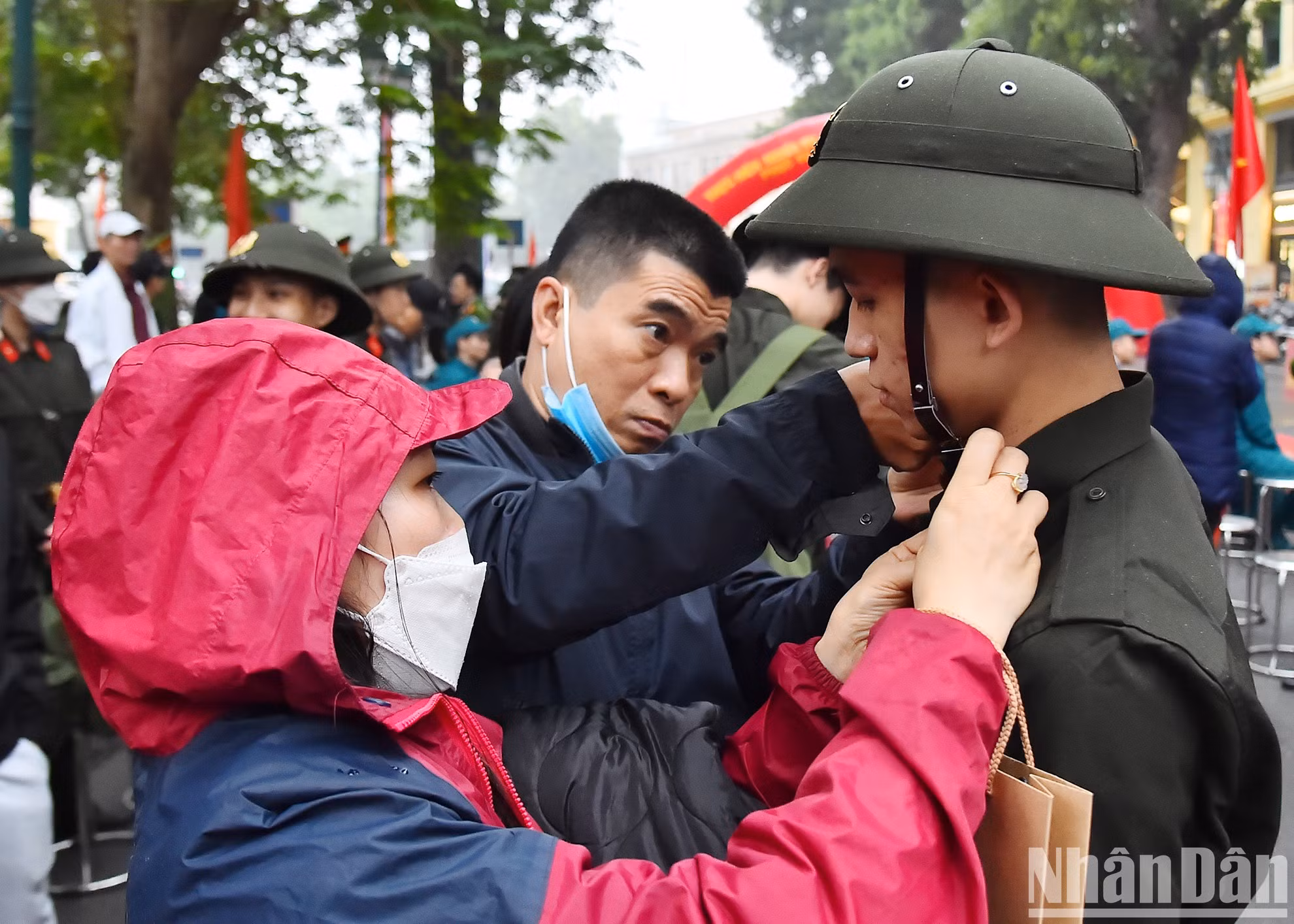 Familiares aconsejaron a los jóvenes soldados y alistaron sus uniformes. Familiares aconsejaron a los jóvenes soldados y alistaron sus uniformes.